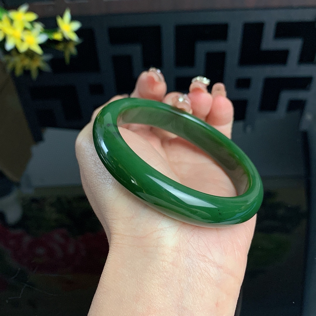 和田玉61圈口菠菜绿碧玉手镯！玉质细腻油润 底色纯净 无纹裂 脂粉好，品质高。