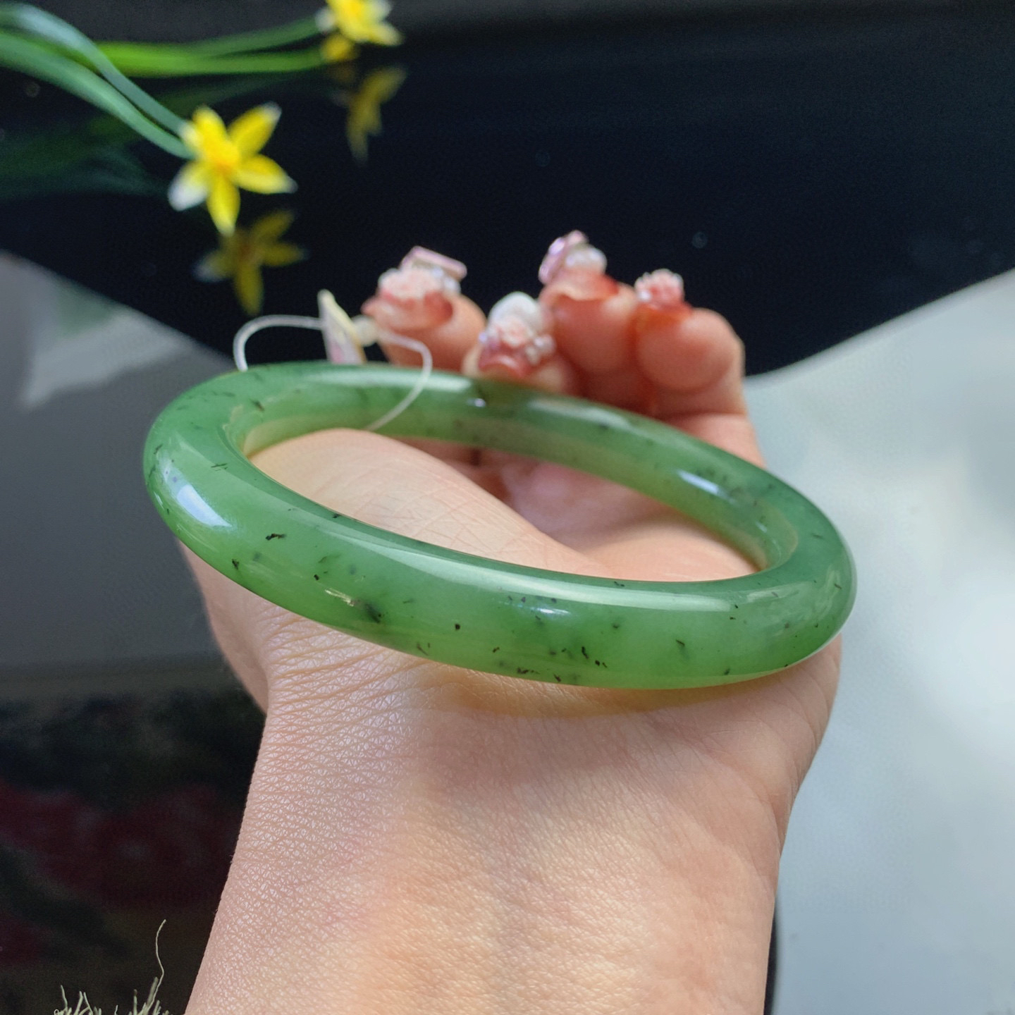 和田玉碧玉61圈口阳绿色猕猴桃圆条手镯，玉质细腻油润 底色纯净 无裂无棉 脂粉好