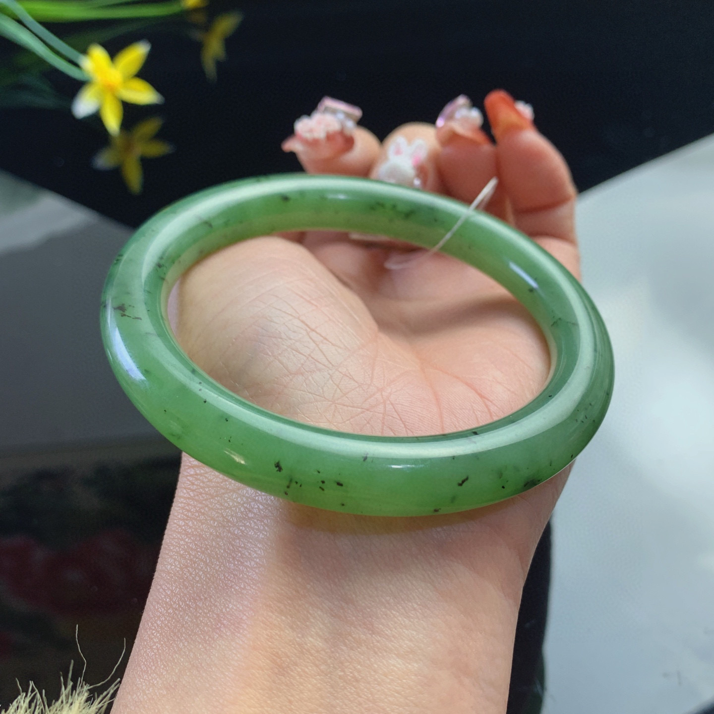 和田玉碧玉61圈口阳绿色猕猴桃圆条手镯，玉质细腻油润 底色纯净 无裂无棉 脂粉好