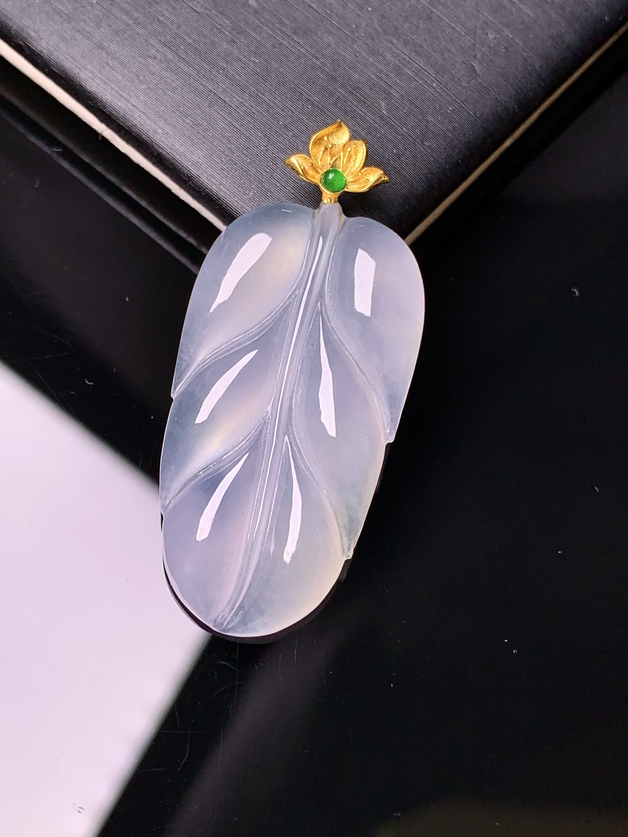 18k金镶嵌冰种树叶吊坠 玉质细腻 色泽艳丽 整体尺寸39.3*17.5*4.3j2