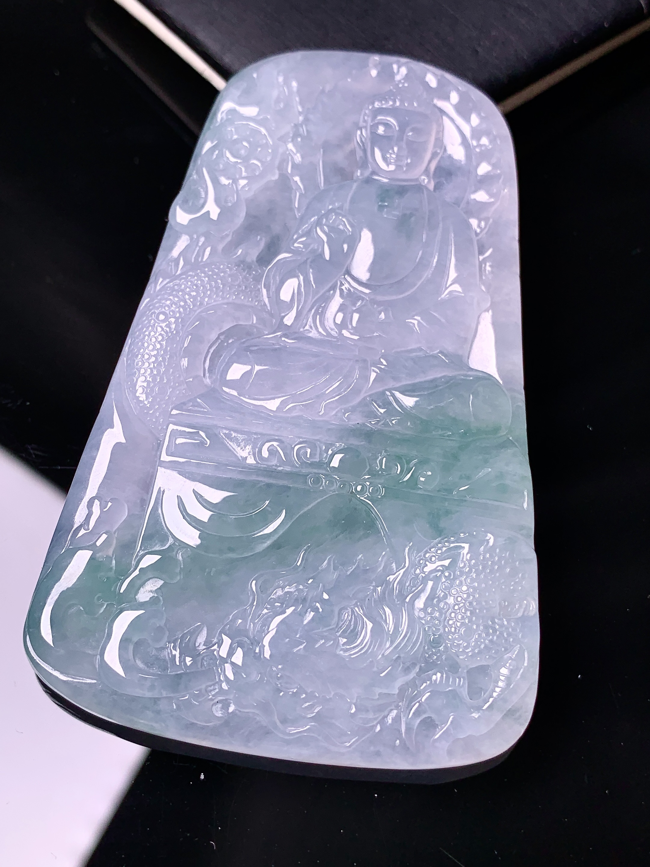 飘绿乘龙观音吊坠 玉质细腻 色泽艳丽 整体尺寸72.6*45*5.8d1