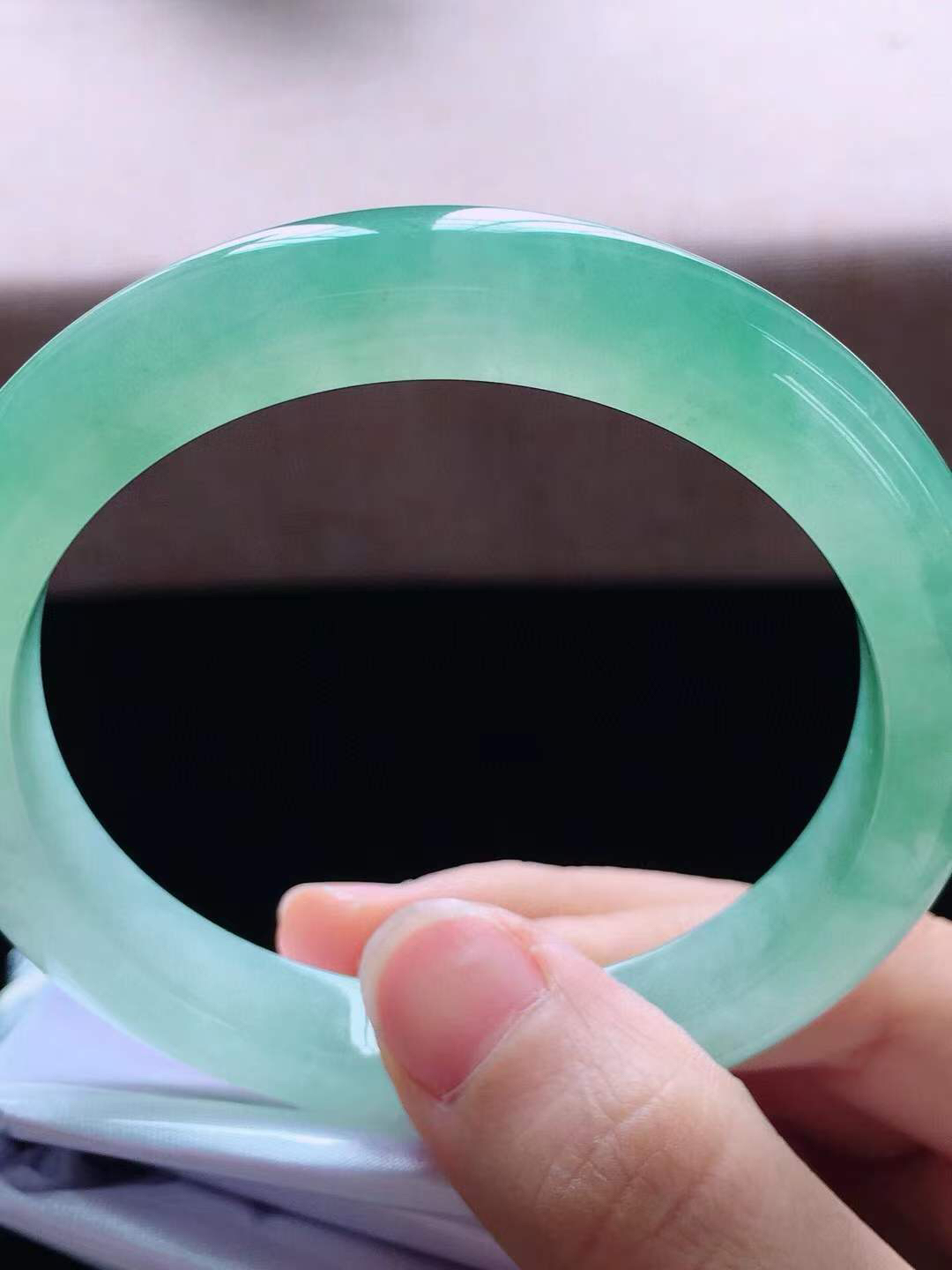 【翡翠名称】老种冰晴绿58.3正圈口手镯
【翡翠尺寸】58.3*10*8.8mm适合57.5-59.5正圈口佩戴
【翡翠描述】宝贝种老水足，玉质细腻，色泽靓丽，性价比高，佩戴效果好！
【其它赠送】权威证书/精美挂绳盒子/支持全国复检