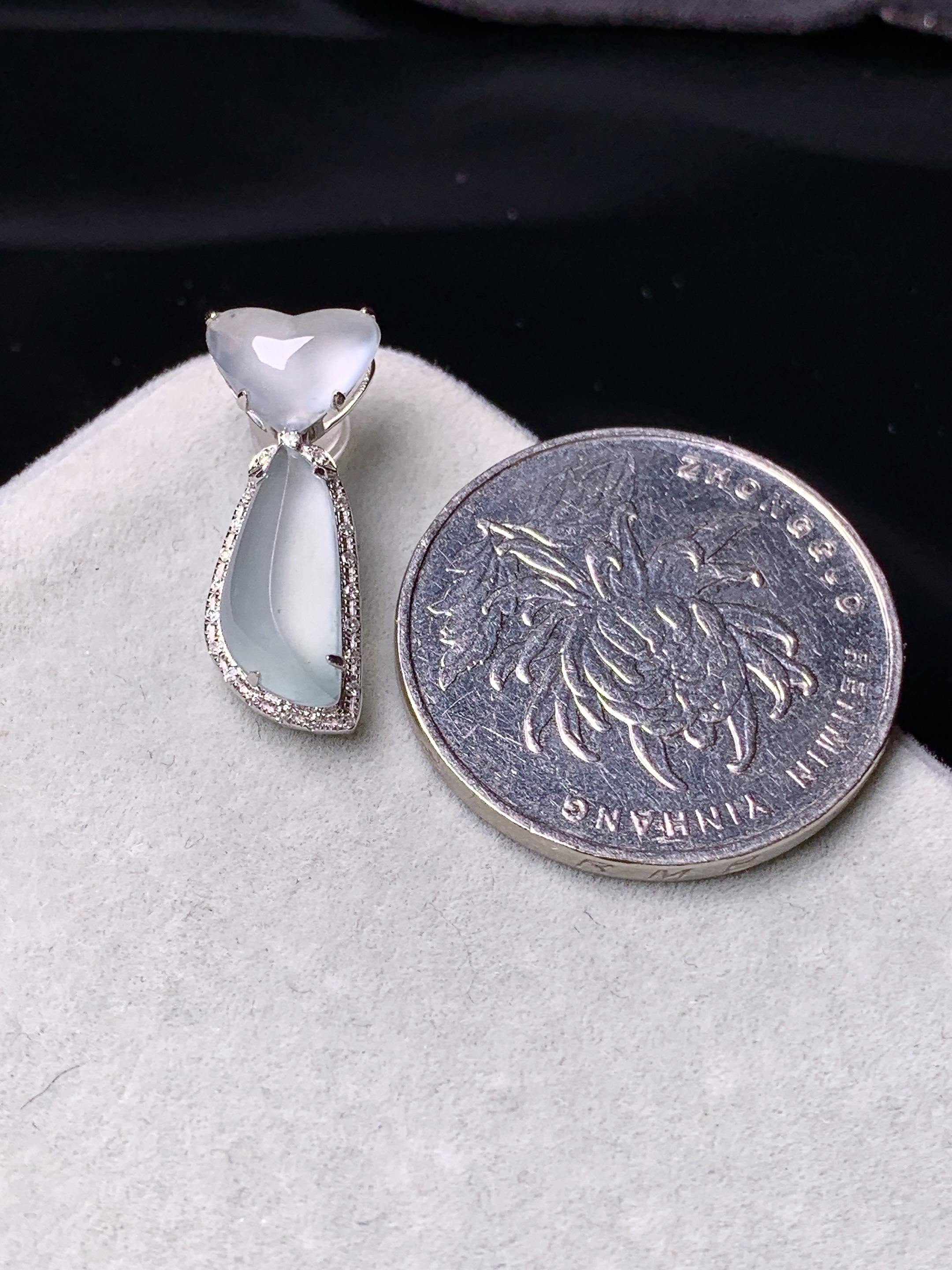 18k金钻镶嵌冰种随形吊坠 玉质细腻 色泽艳丽 整体尺寸21.3*8.5*6y4