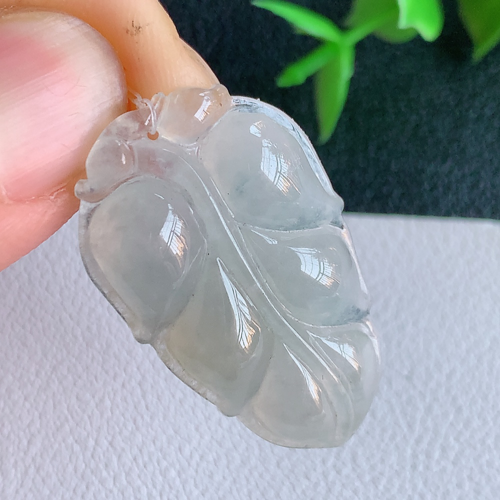 冰润金枝玉叶翡翠吊坠  老种起胶感  寓意“金枝玉叶，大业有成，一夜成名”  饱满大气，水润通透。W