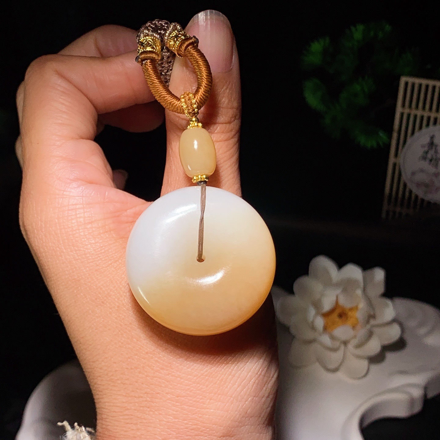 新疆和田玉白且末糖平安扣挂件。尺寸35/13重39.8克。玉质细腻油润。手推出油。佩戴高端典雅。lt260313