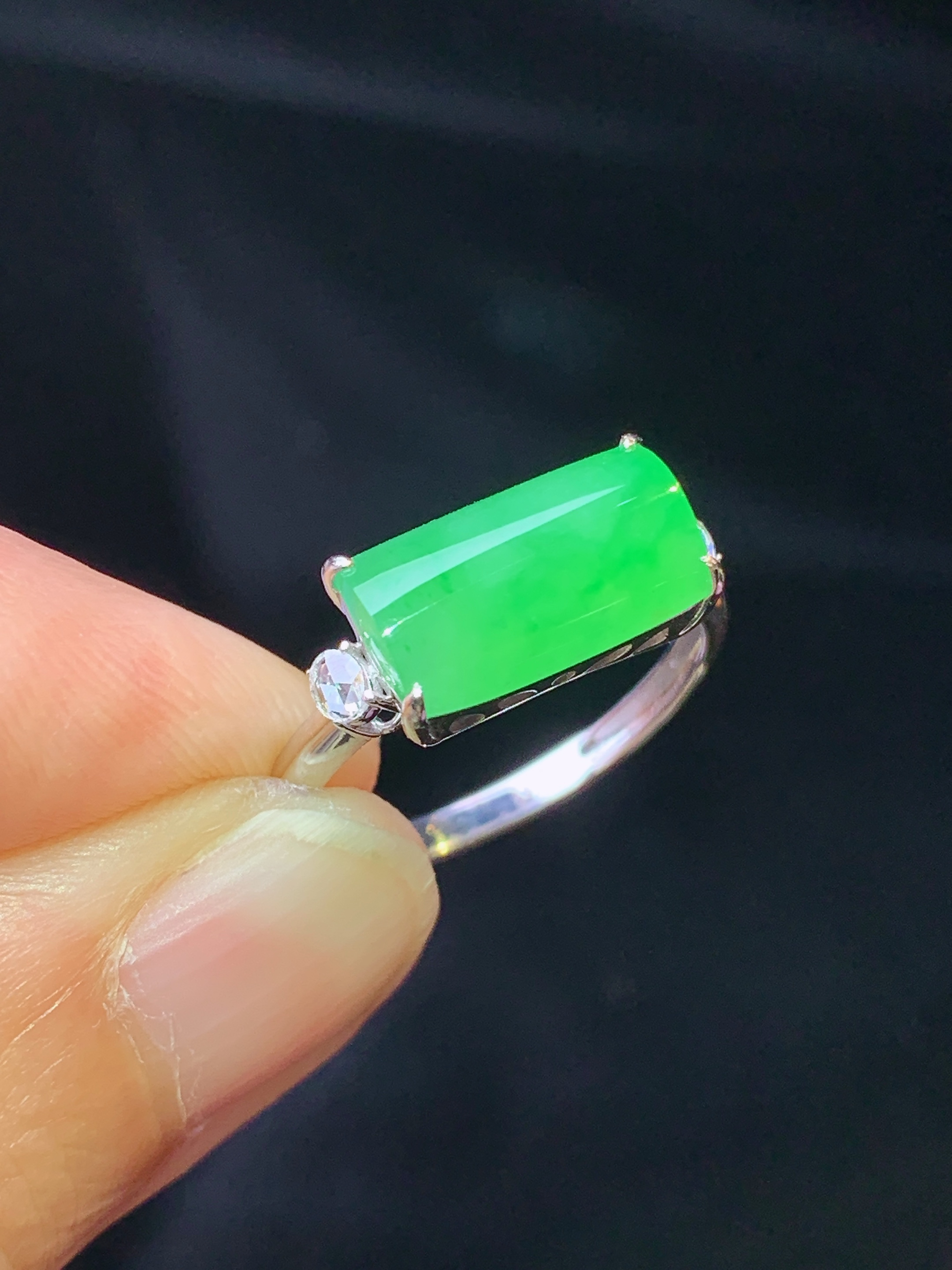 18k金钻镶嵌翠绿玉柱戒指 玉质细腻 色泽艳丽 圈口13 整体尺寸6.6*11.3*3.8j2