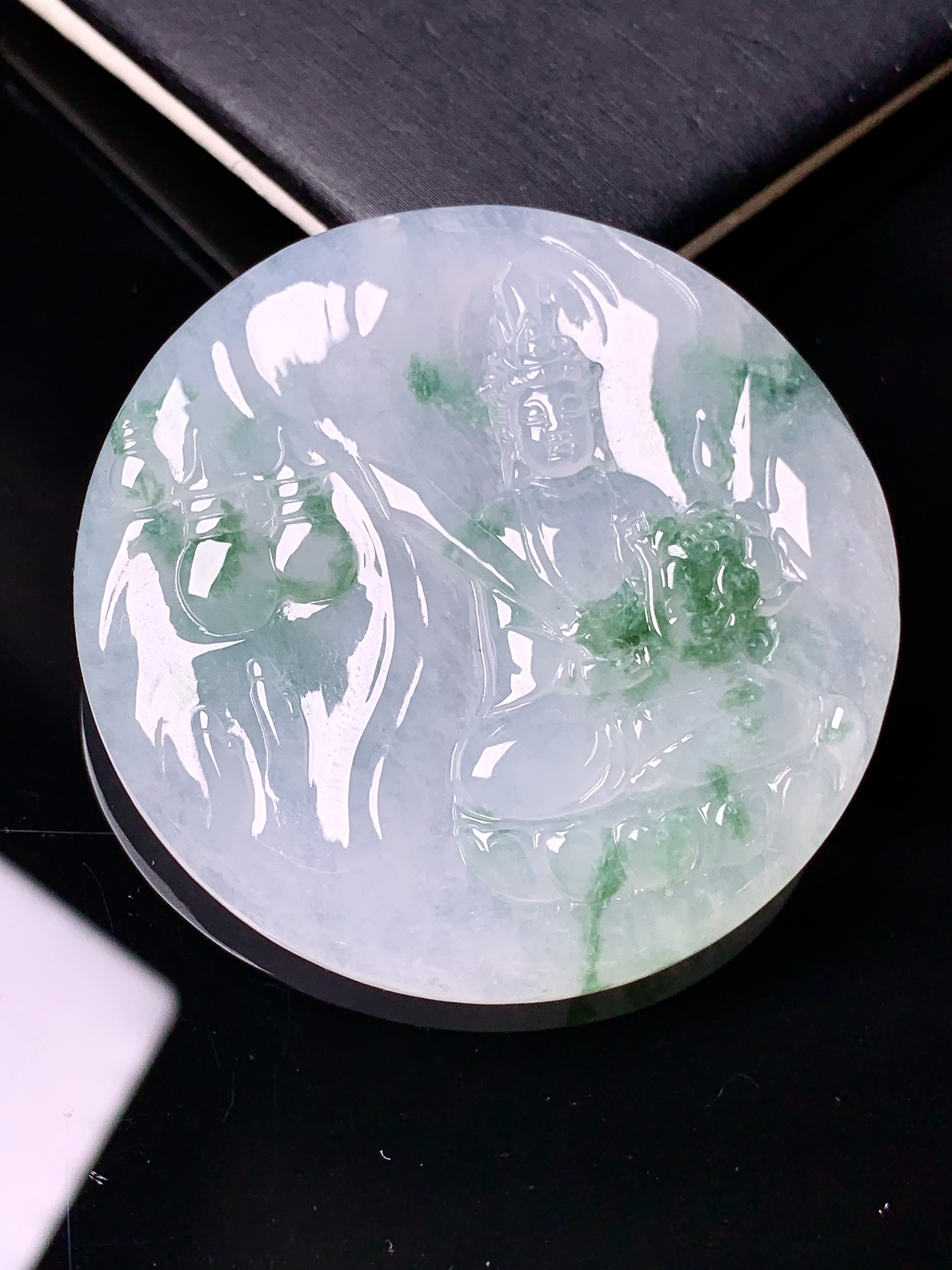 飘绿观音菩萨吊坠 玉质细腻 色泽艳丽 整体尺寸48.2*6.5d1