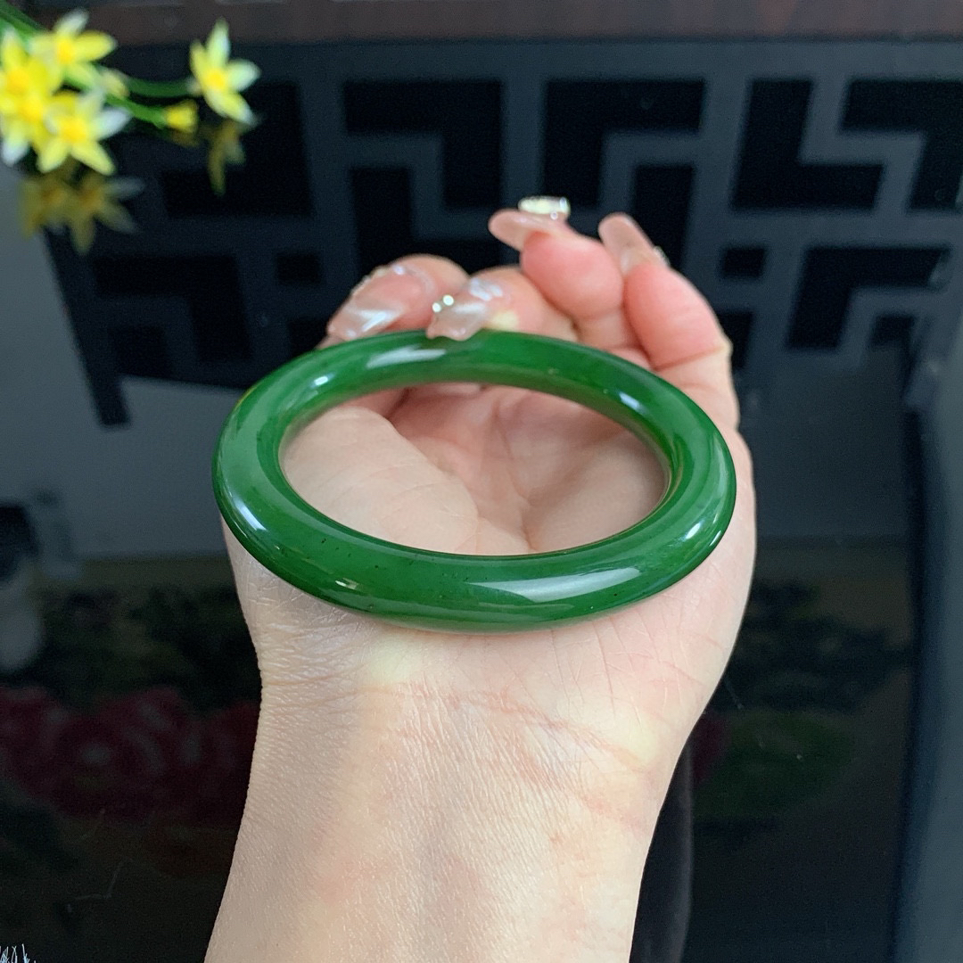 和田玉53.7圈口菠菜绿圆条碧玉手镯！玉质细腻油润 底色纯净 无裂无棉 脂粉好，品质高。