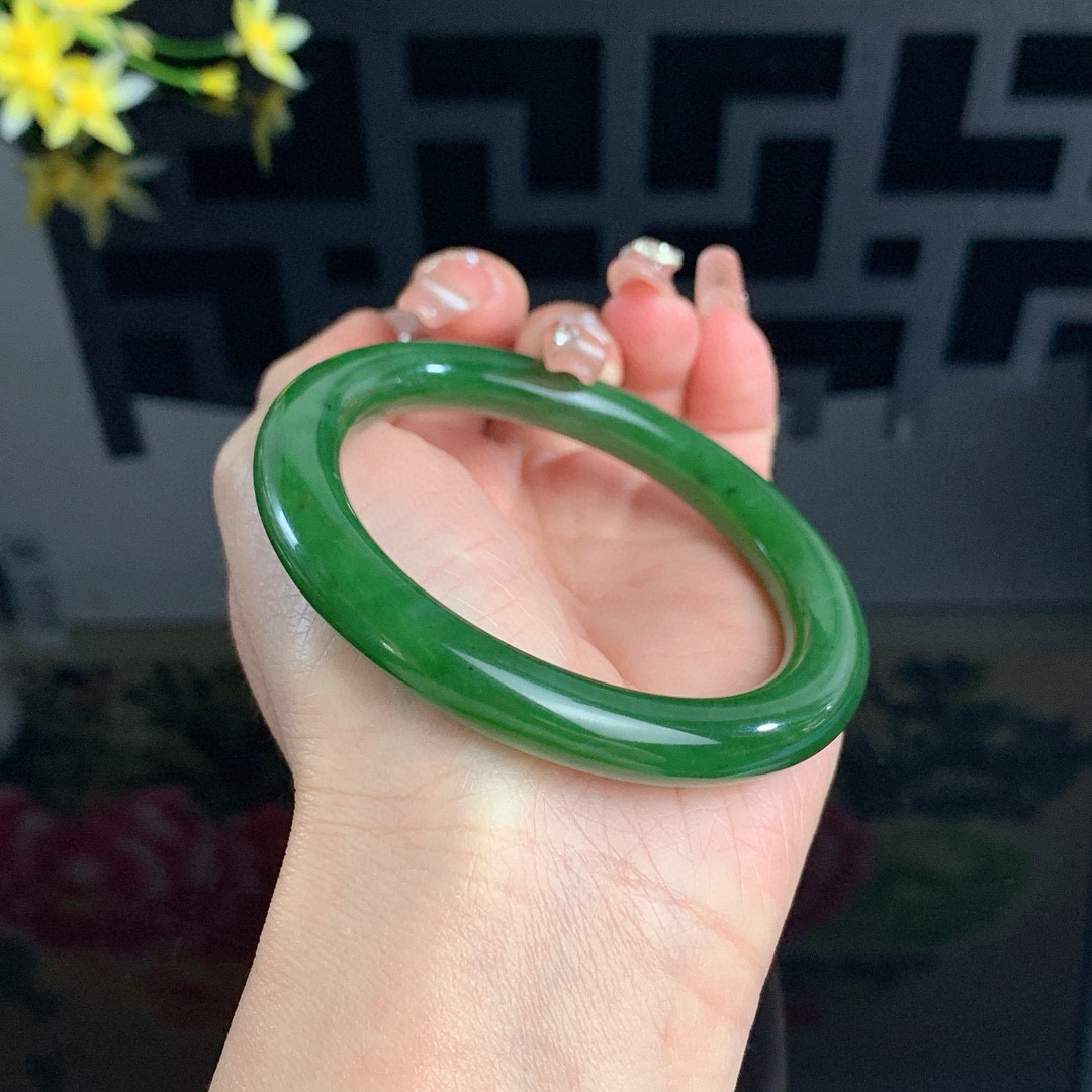 和田玉56.5圈口菠菜绿圆条碧玉手镯！玉质细腻油润 底色纯净 无裂无棉 脂粉好，品质高。