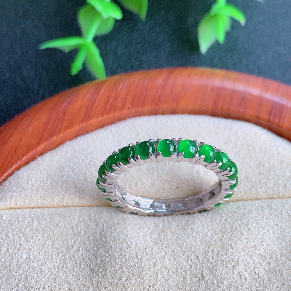 冰润满绿圆珠翡翠戒指  玉质细腻  冰清玉润  飘花灵动  颜色漂亮  W 815.15  内径尺寸：17-3-2.8mm   裸石尺寸：3mm