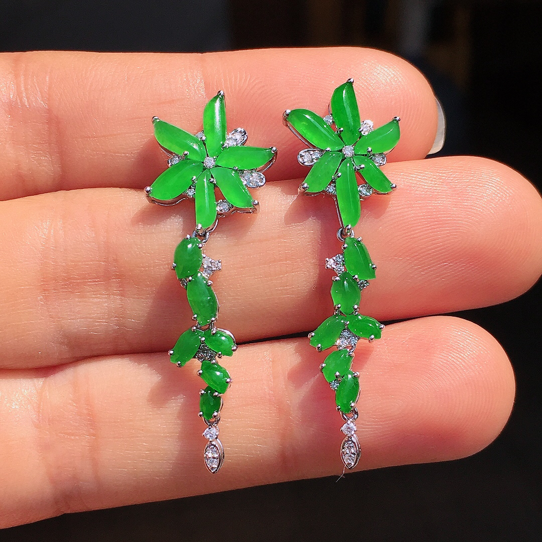 阳绿随形耳坠，色泽均匀艳丽，玉质细腻，荧光感超
强，饱满圆润，尽显优雅气质，18k
金豪华镶嵌