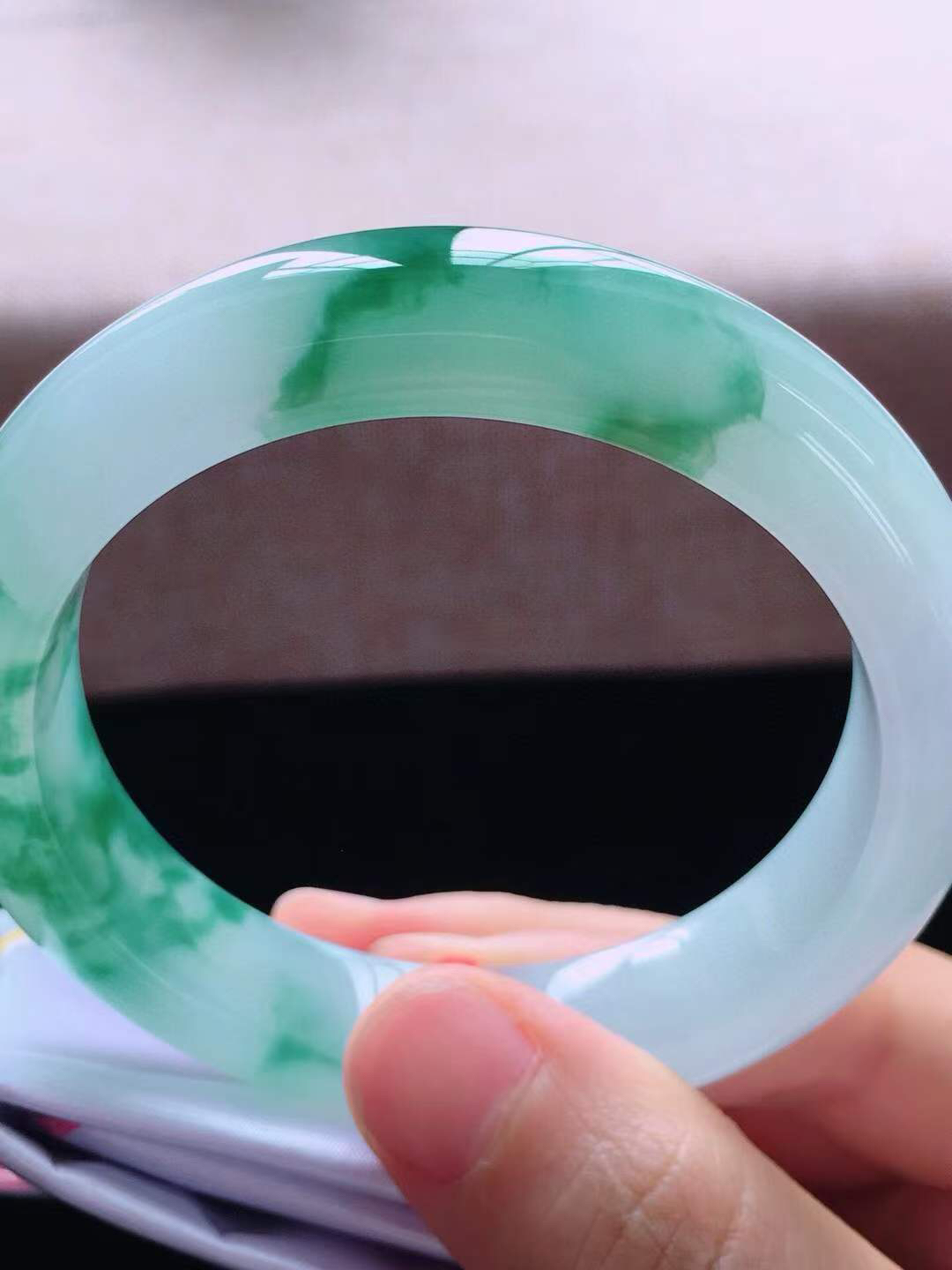 【翡翠名称】老种冰飘花54.8正圈口手镯
【翡翠尺寸】54.8*12.6*9mm适合54-56正圈口佩戴
【翡翠描述】宝贝种老水足，玉质细腻，色泽靓丽，性价比高，佩戴效果好！
【其它赠送】权威证书/精美挂绳盒子/支持全国复检