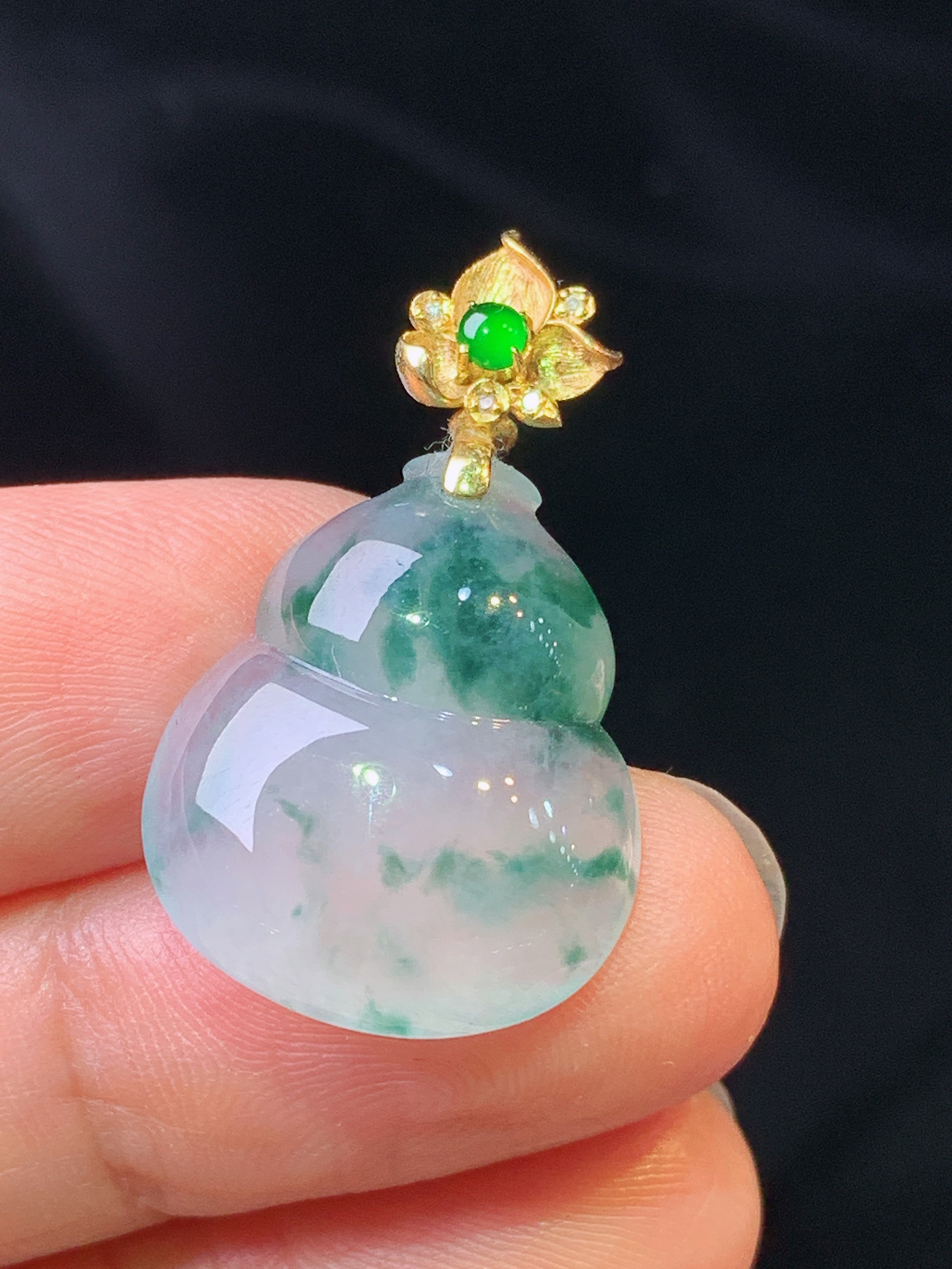 18k金镶嵌冰种飘绿葫芦吊坠 玉质细腻 色泽艳丽 整体尺寸29*16.6*5.2*2x