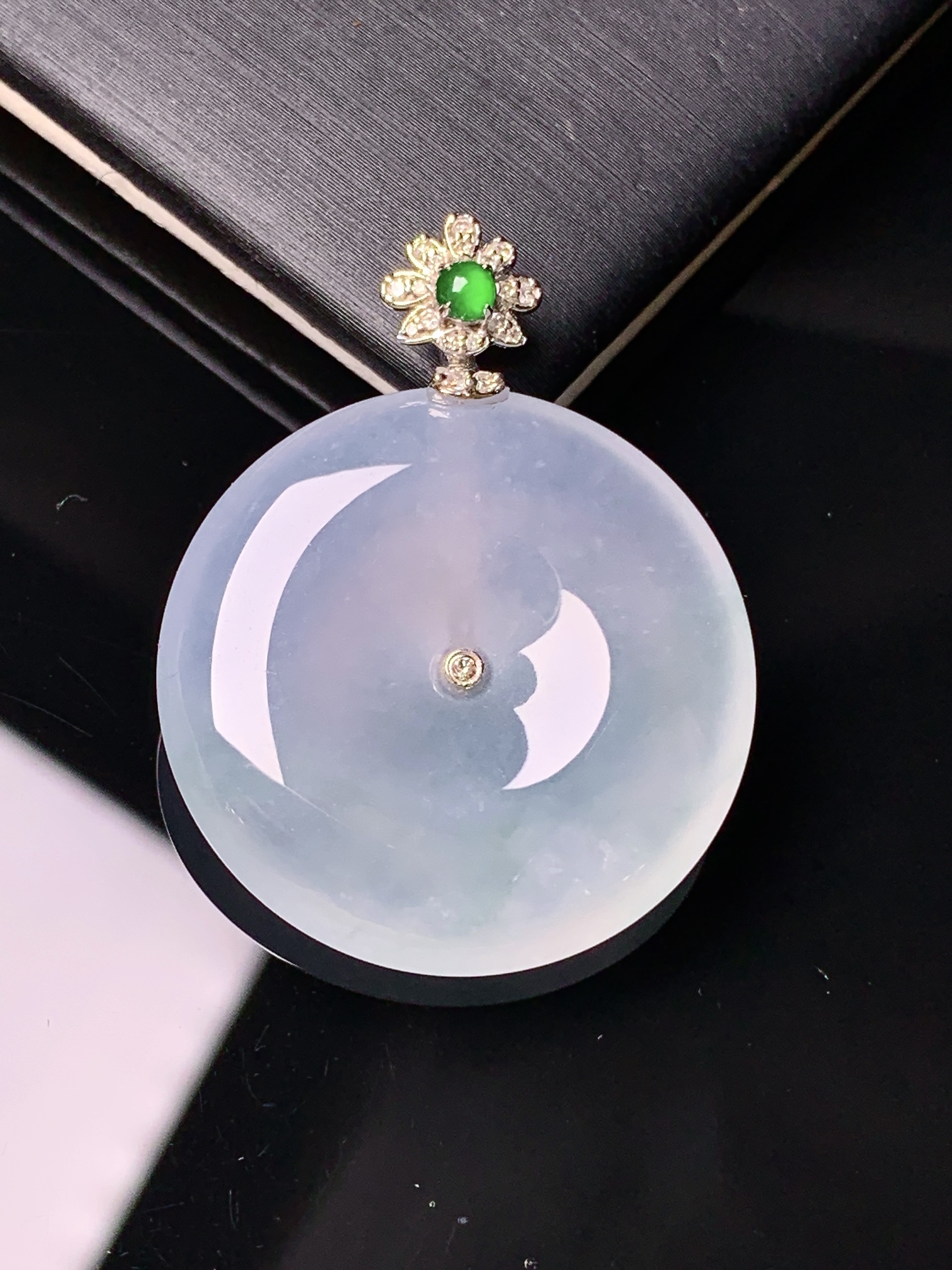 18k金钻镶嵌冰种平安扣吊坠 玉质细腻 色泽艳丽 整体尺寸34.5*26.6*5.8x1