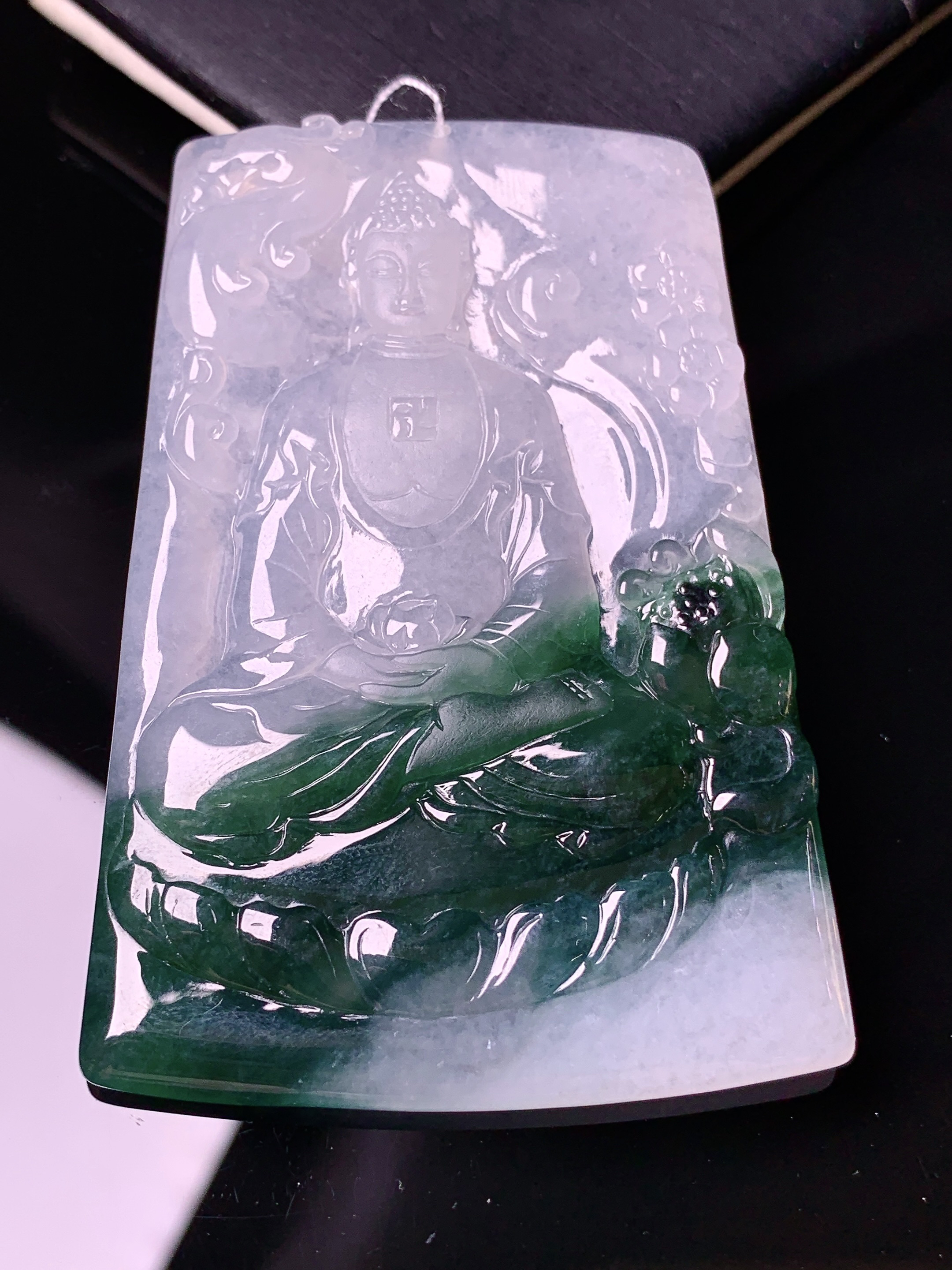 飘绿观音菩萨吊坠 玉质细腻 色泽艳丽 整体尺寸64.5*45.2*5.2d1