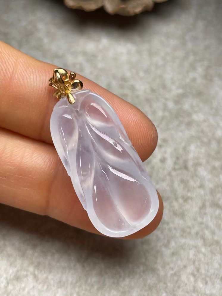 冰种叶子吊坠、真金真钻镶嵌，种水好，玉质细腻 .裸石尺寸 29.0*13.8‘