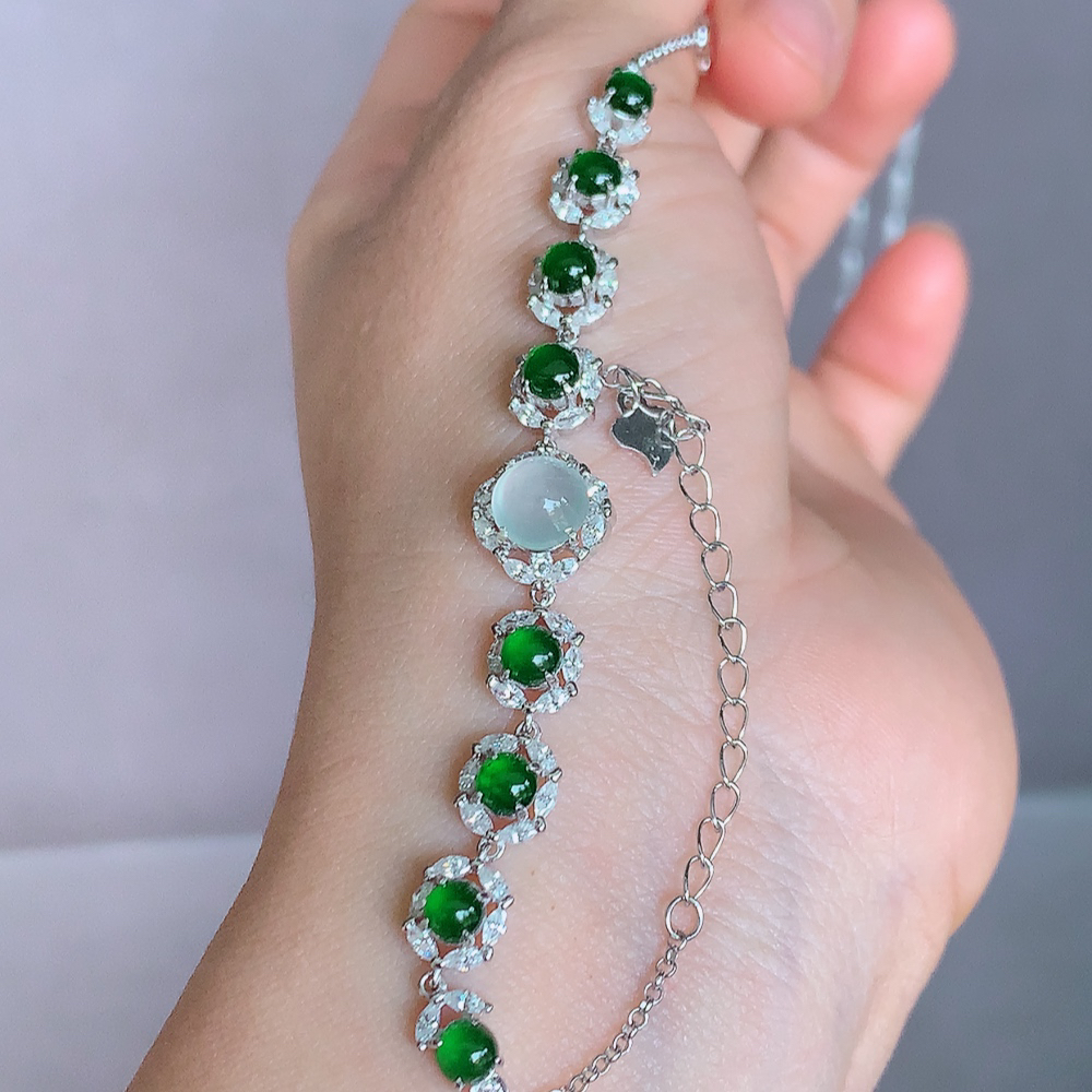 冰润满绿翡翠蛋面手链，水水润润，珠圆玉润，颜色鲜艳，妙明清净，清秀高雅，佩戴效果优雅迷人！性价比超值