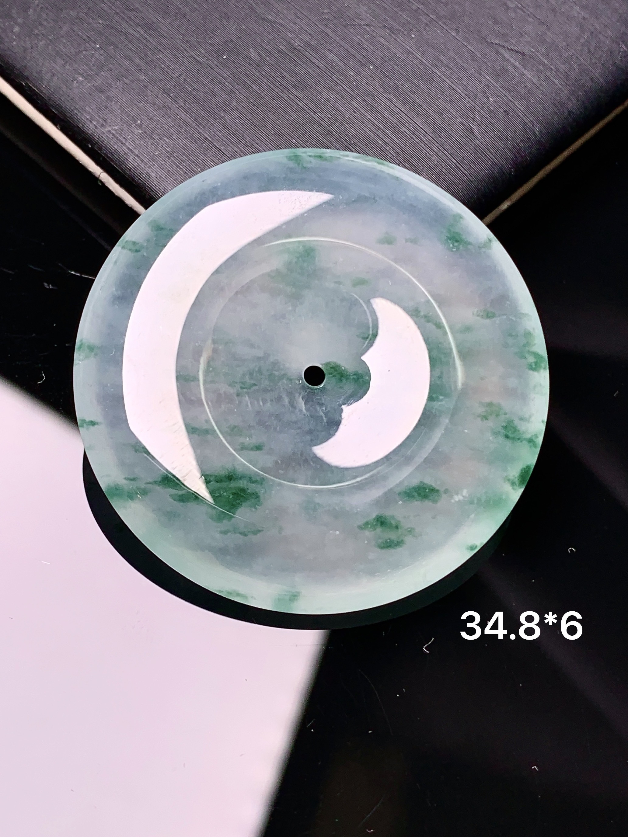 冰种飘绿平安扣吊坠 玉质细腻 色泽艳丽 整体尺寸34.8*6x1