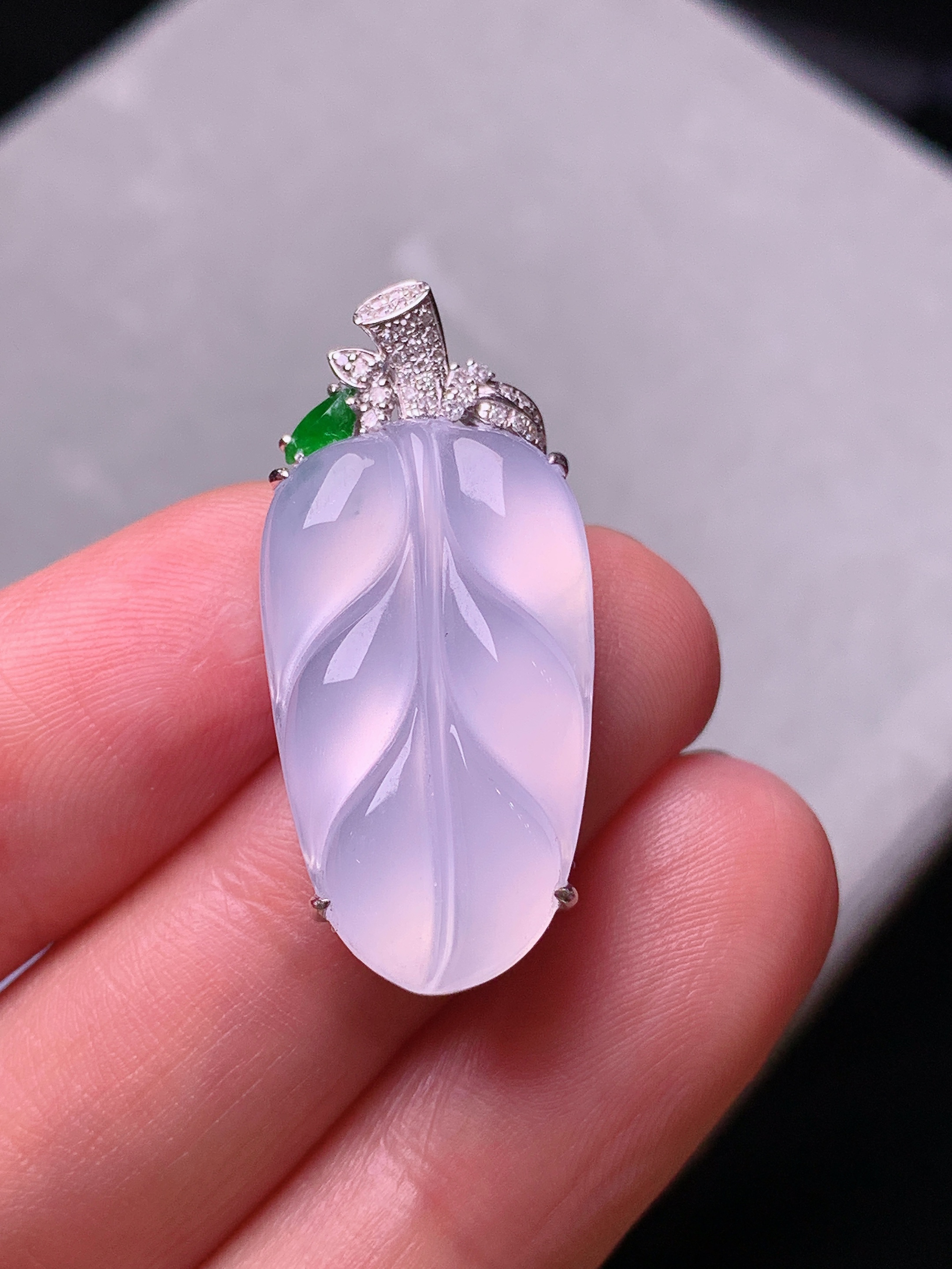 18k金钻镶嵌冰种树叶吊坠 玉质细腻 色泽艳丽 整体尺寸30.5*13.8*6.5y4