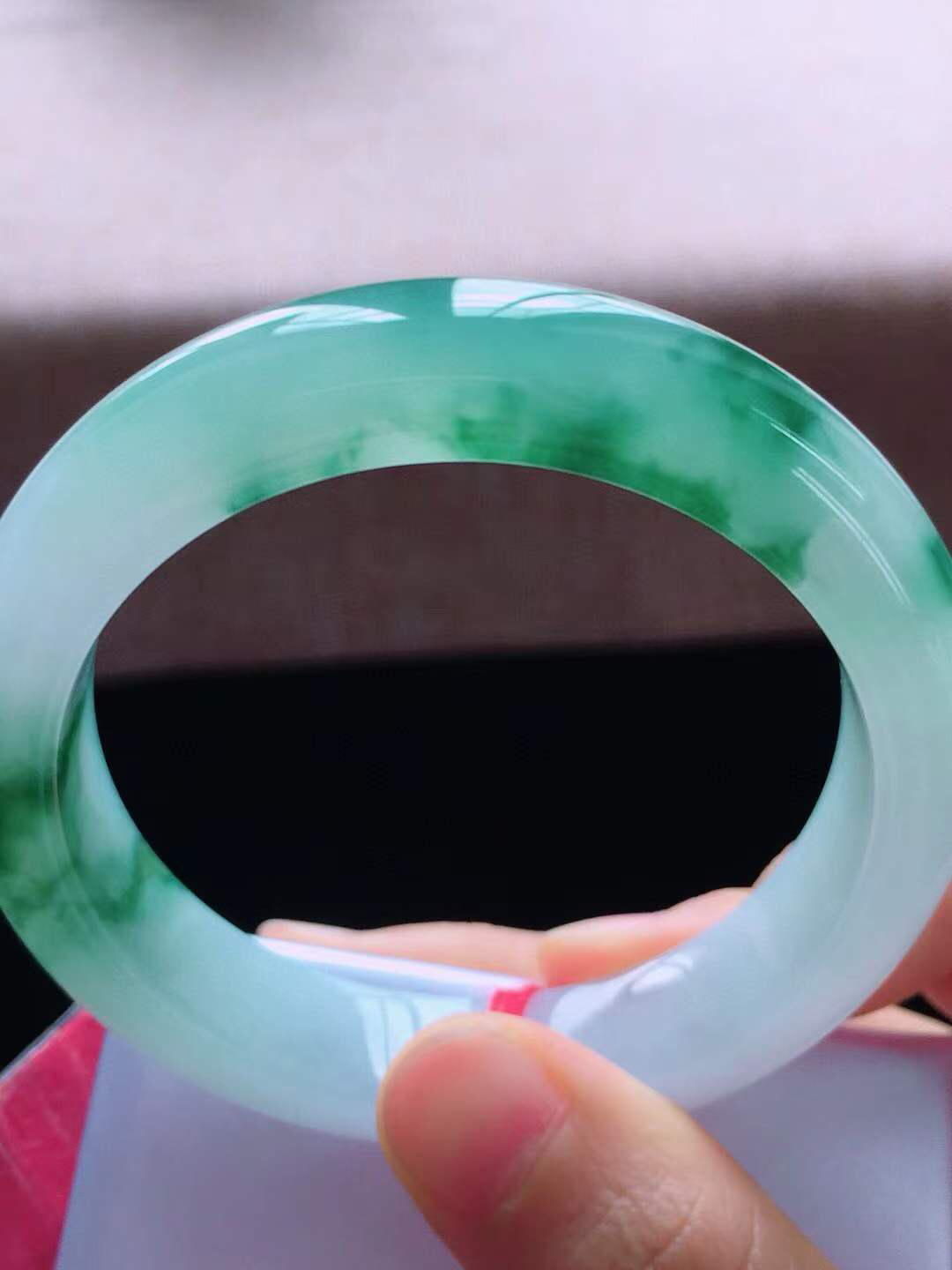 【翡翠名称】老种冰飘花54.8正圈口手镯
【翡翠尺寸】54.8*12.6*9mm适合54-56正圈口佩戴
【翡翠描述】宝贝种老水足，玉质细腻，色泽靓丽，性价比高，佩戴效果好！
【其它赠送】权威证书/精美挂绳盒子/支持全国复检