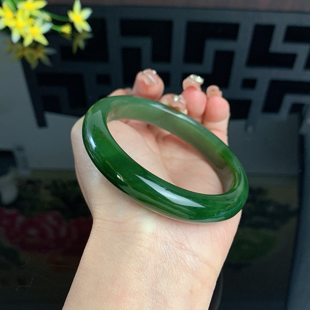 和田玉59.5圈口菠菜绿碧玉手镯！玉质细腻油润 底色纯净 无裂无黑 脂粉好，品质高。