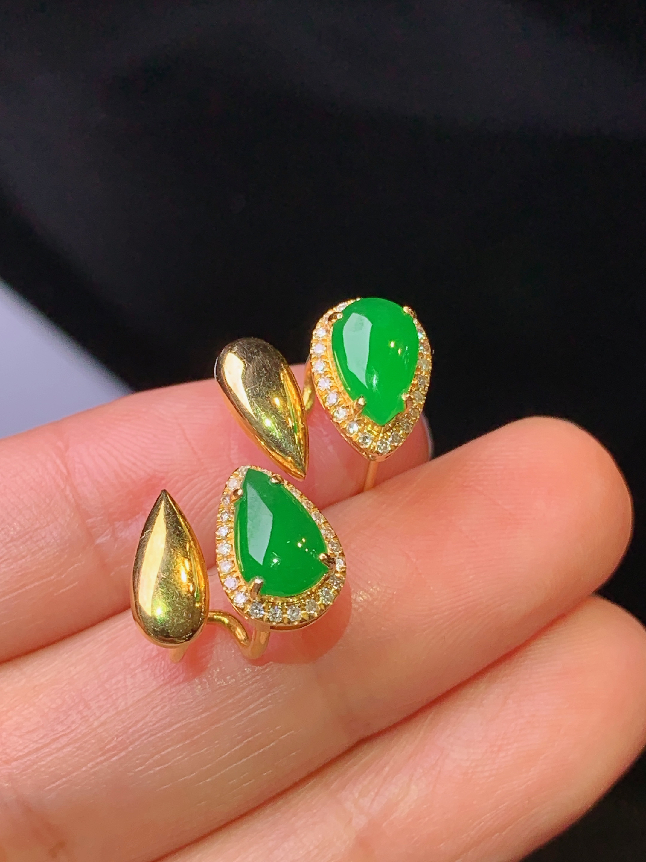 18k金钻镶嵌满绿水滴耳钉 玉质细腻 色泽艳丽 裸石尺寸8*5*2f1