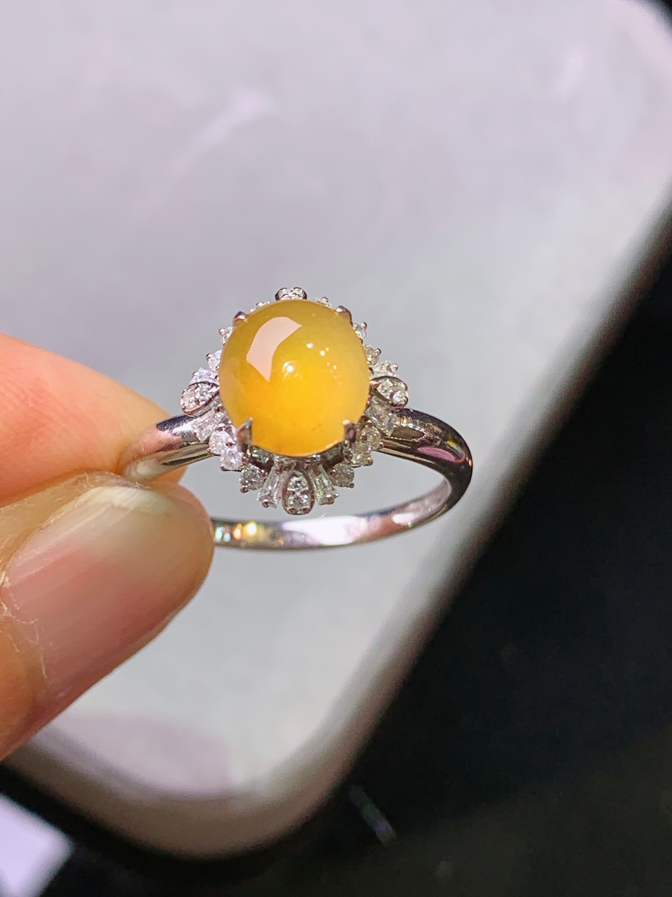 18k金钻镶嵌黄翡蛋面戒指 玉质细腻 色泽艳丽 圈口14 整体尺寸12*11.2*9j2