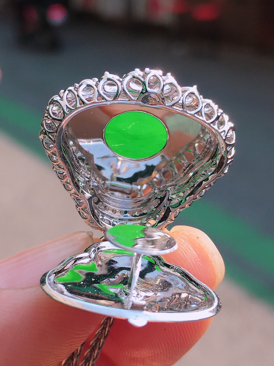 阳绿佛公吊坠，色泽均匀艳丽，玉质细腻，荧光感超
强，饱满圆润，尽显优雅气质，18k
金豪华镶嵌