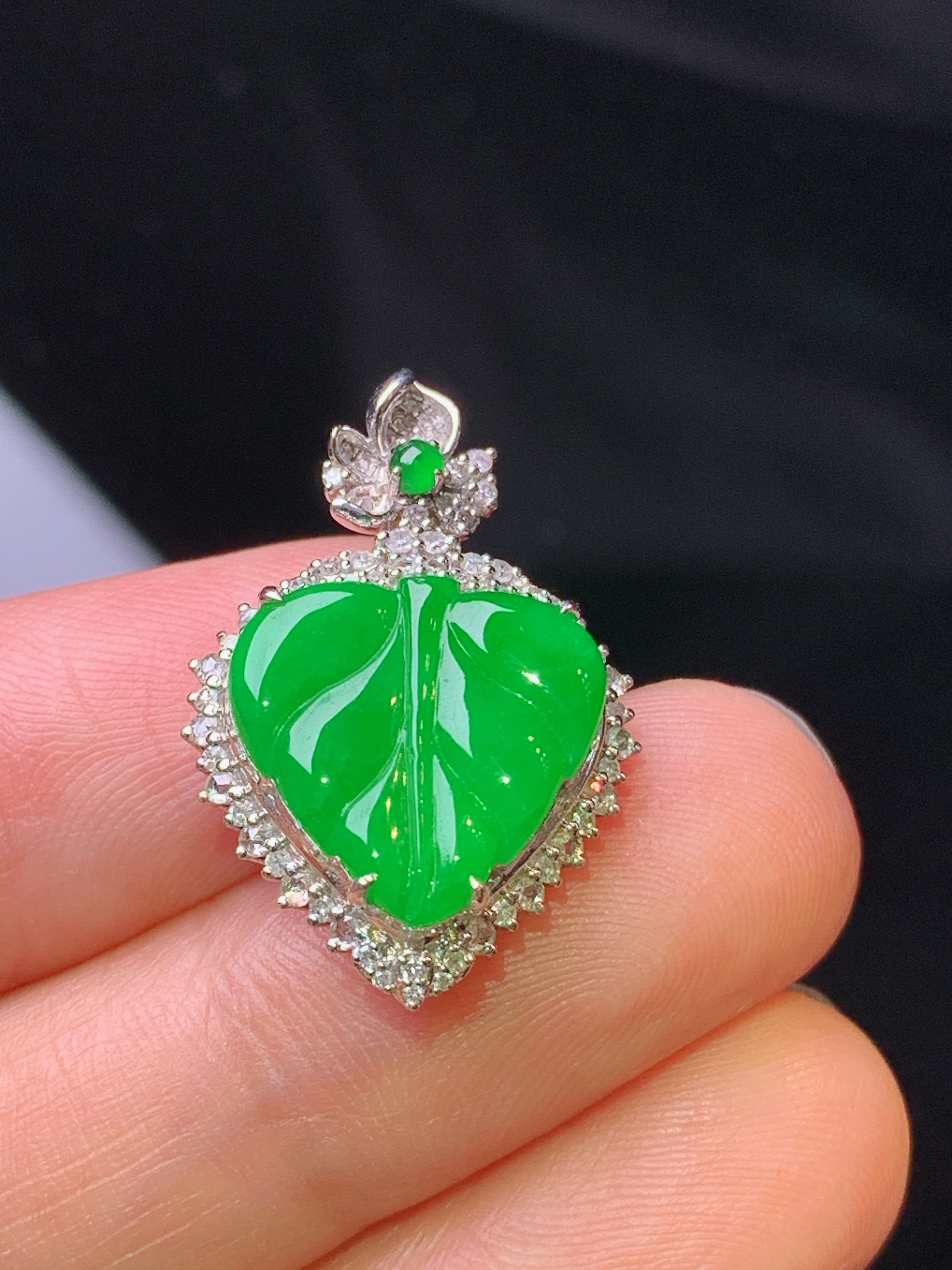 18k金钻镶嵌满绿树叶吊坠 玉质细腻 色泽艳丽 整体尺寸24.5*16.6*7.3c2