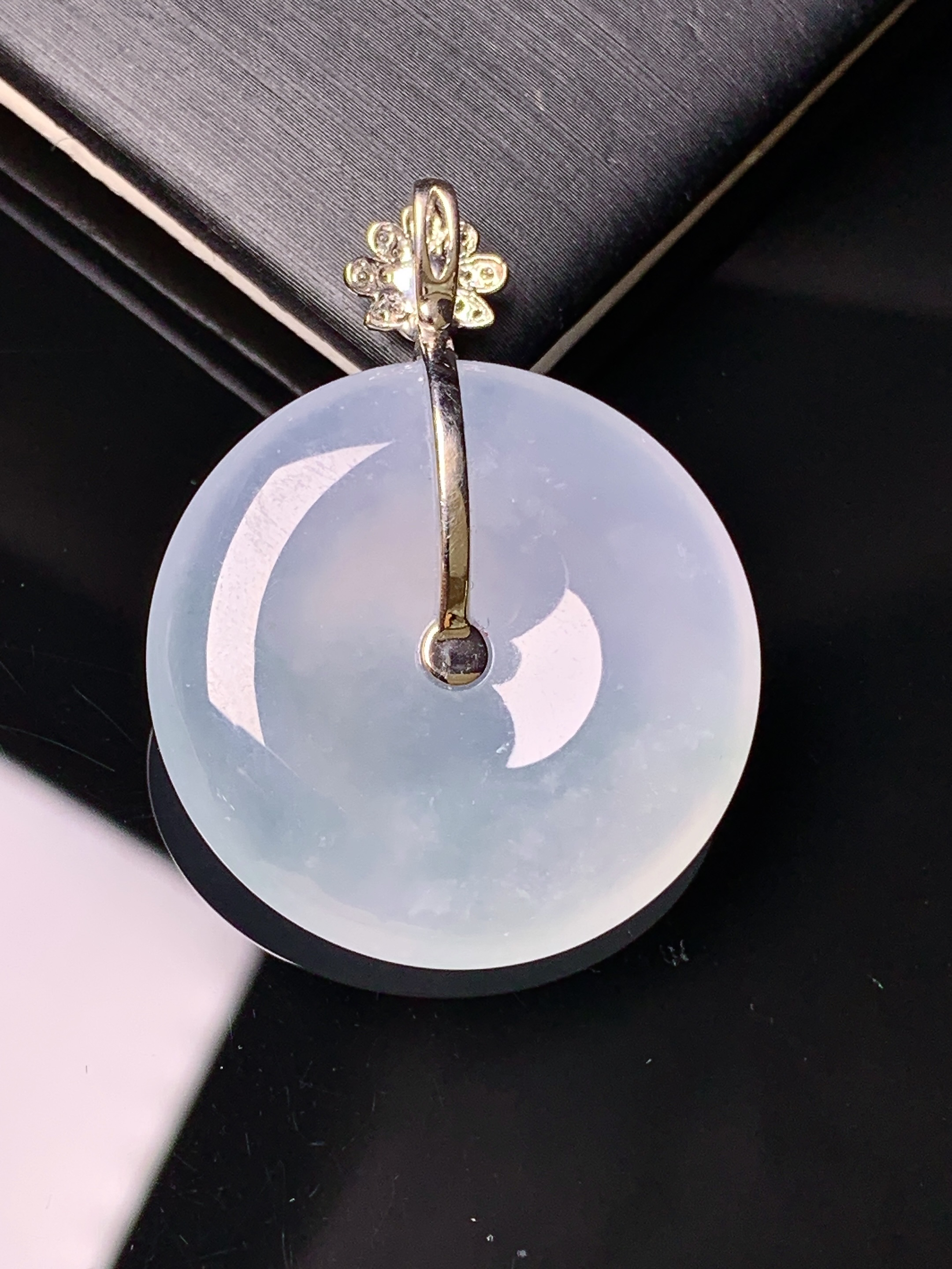 18k金钻镶嵌冰种平安扣吊坠 玉质细腻 色泽艳丽 整体尺寸34.5*26.6*5.8x1