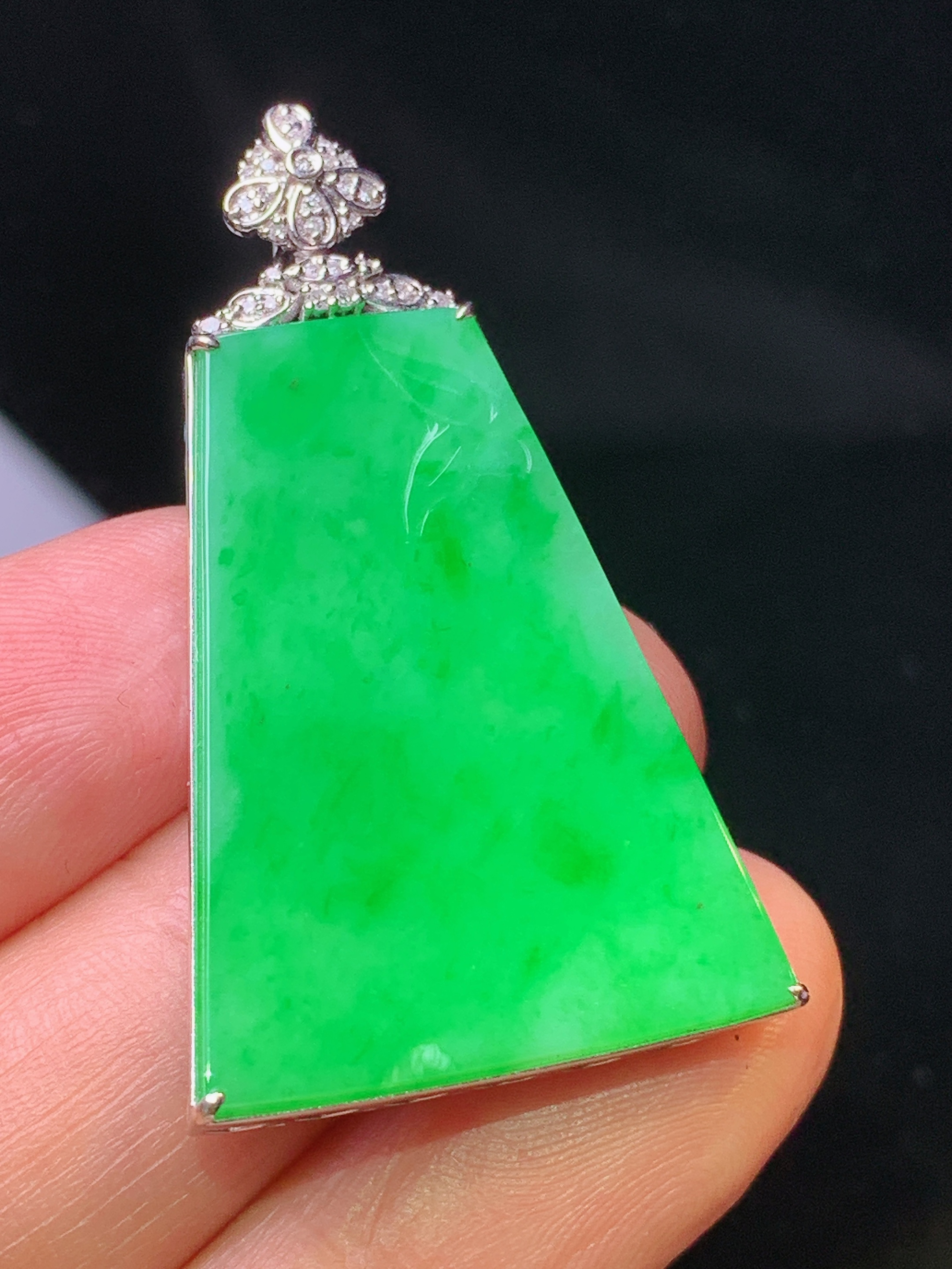 18k金钻镶嵌翠绿无事牌吊坠 玉质细腻 色泽艳丽 整体尺寸40.5*21.5*5.2j2