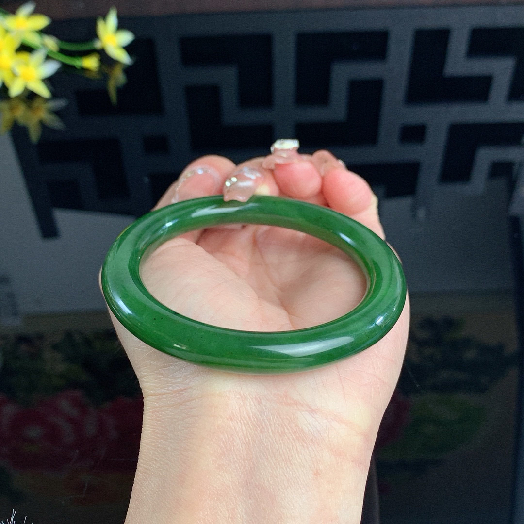 和田玉56.5圈口菠菜绿圆条碧玉手镯！玉质细腻油润 底色纯净 无裂无棉 脂粉好，品质高。