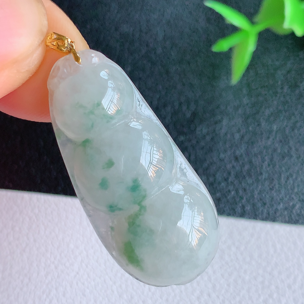 18k金扣冰润飘花福豆翡翠挂件，老种飘花  冰清玉洁  胶感十足  寓意“四季平安，福气满满”颜色鲜艳，清新自然，饱满通透   W49.9  尺寸：35.8-16.2-6mm