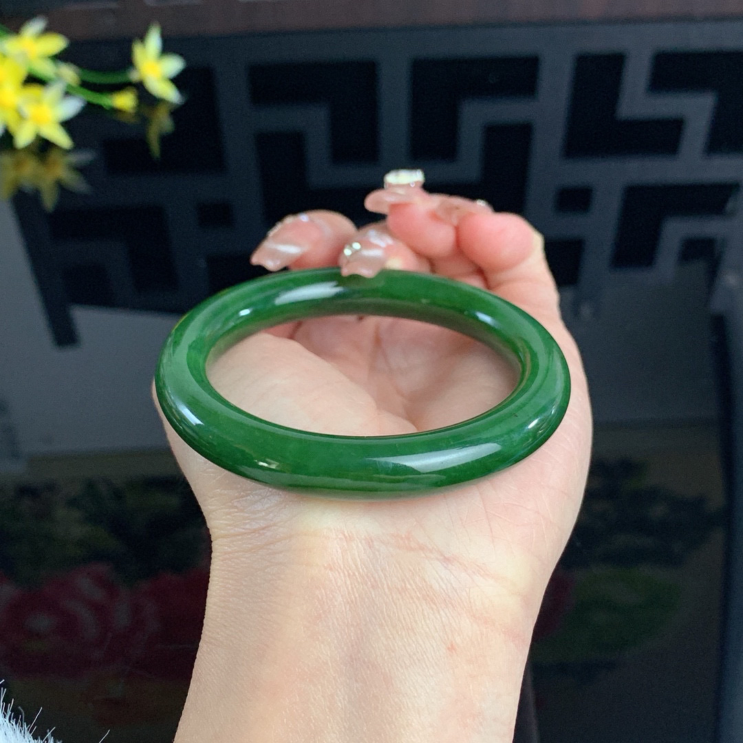 和田玉54.5圈口菠菜绿圆条碧玉手镯！玉质细腻油润 底色纯净 无裂无棉 脂粉好，品质高。