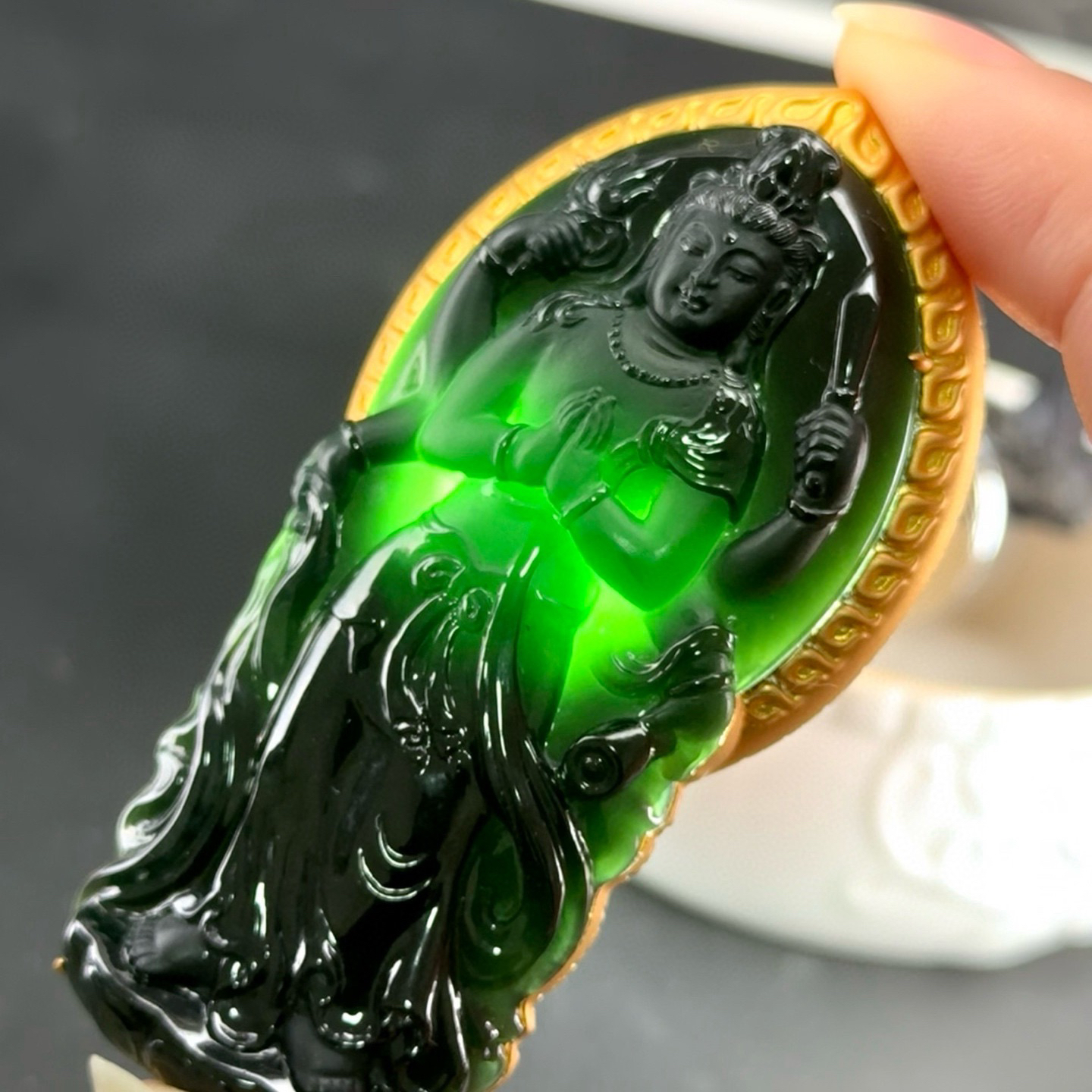 精品18k墨翠千手观音 种好色正 黑度极好 打灯通透 油性十足 尺寸71