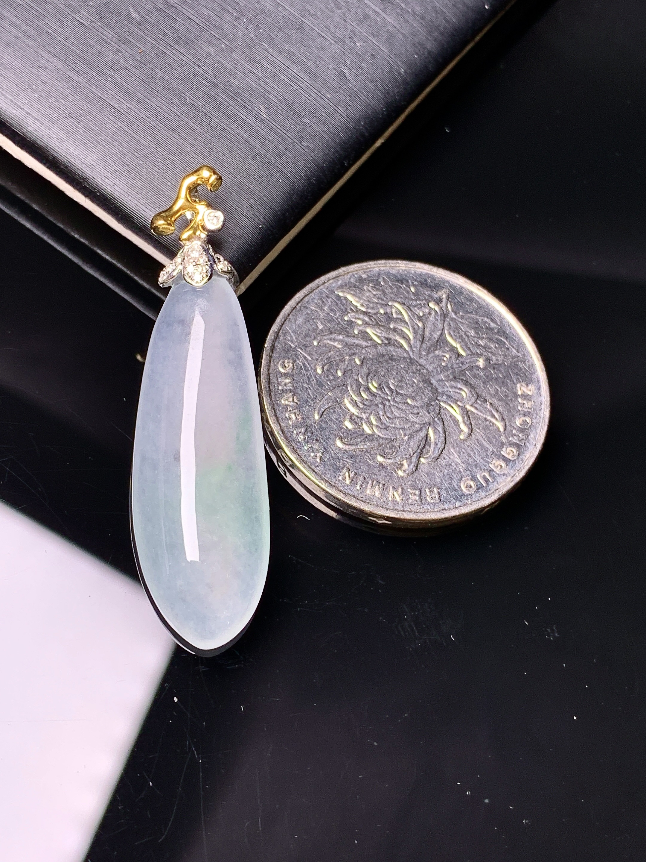 18k金钻镶嵌冰种福瓜吊坠 玉质细腻 色泽艳丽 整体尺寸38.3*10.5*5.5f1