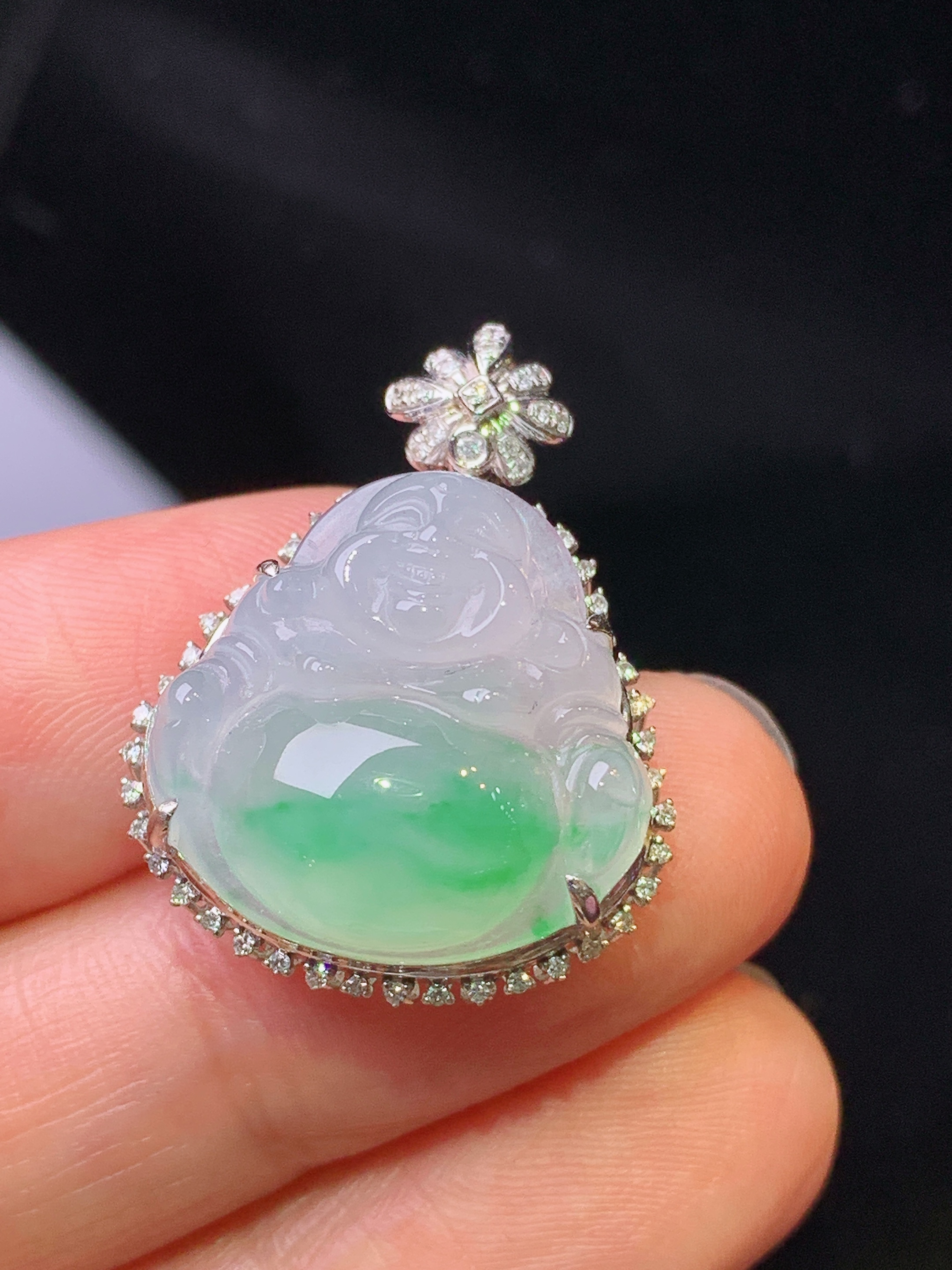 18k金钻镶嵌飘绿佛公吊坠 玉质细腻 色泽艳丽 整体尺寸27.2*20.7*9.8j2