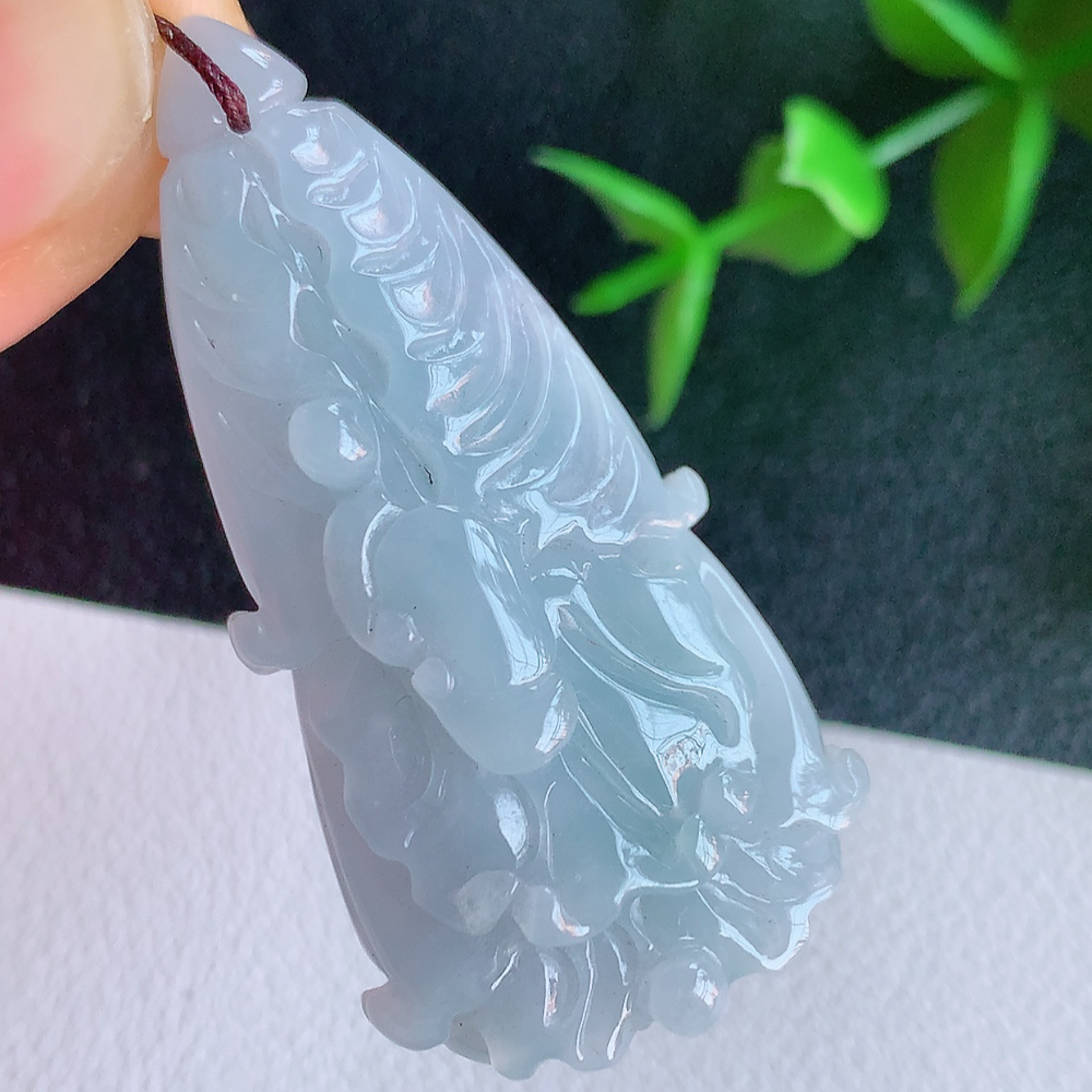 冰润精雕白菜吊坠  玉质细腻，巧雕白菜，叶脉纹理细密，饱和紧密;茎叶粗壮有力，白菜”音通“百财”，“玉”通“遇”，合起来就是“遇百财”之意，寄予事业生活中财源广进，一帆风顺 W41.12 尺寸：45.5-23-9.5mm