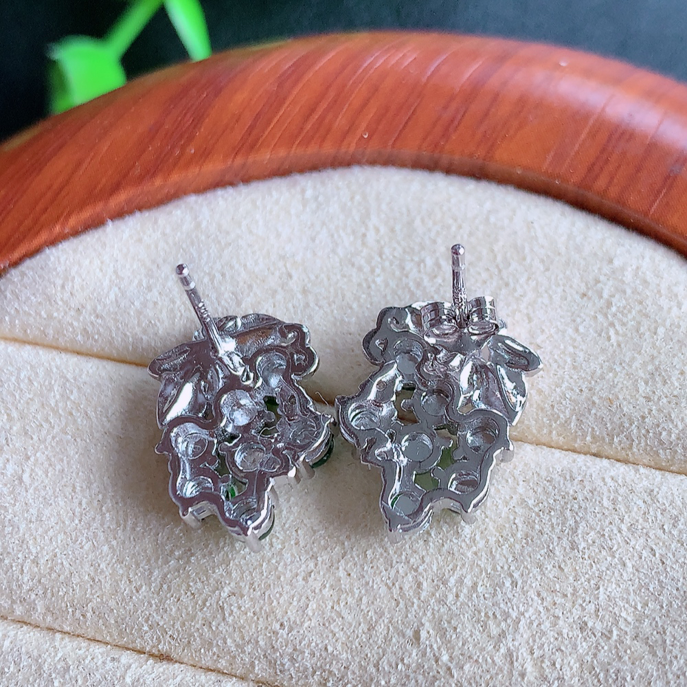 冰润满绿翡翠耳坠，自然光实拍，颜色漂亮，种老水足，品相佳，佩戴佳品！W815.12  取一尺寸： 16.5-11.5-3.5mm  裸石尺寸：3mm