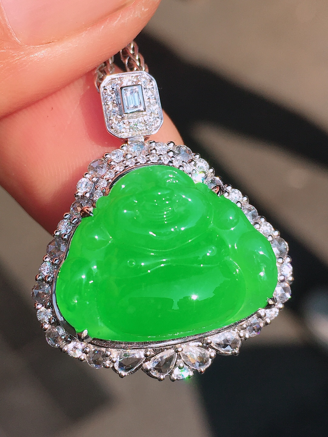 阳绿佛公吊坠，色泽均匀艳丽，玉质细腻，荧光感超
强，饱满圆润，尽显优雅气质，18k
金豪华镶嵌