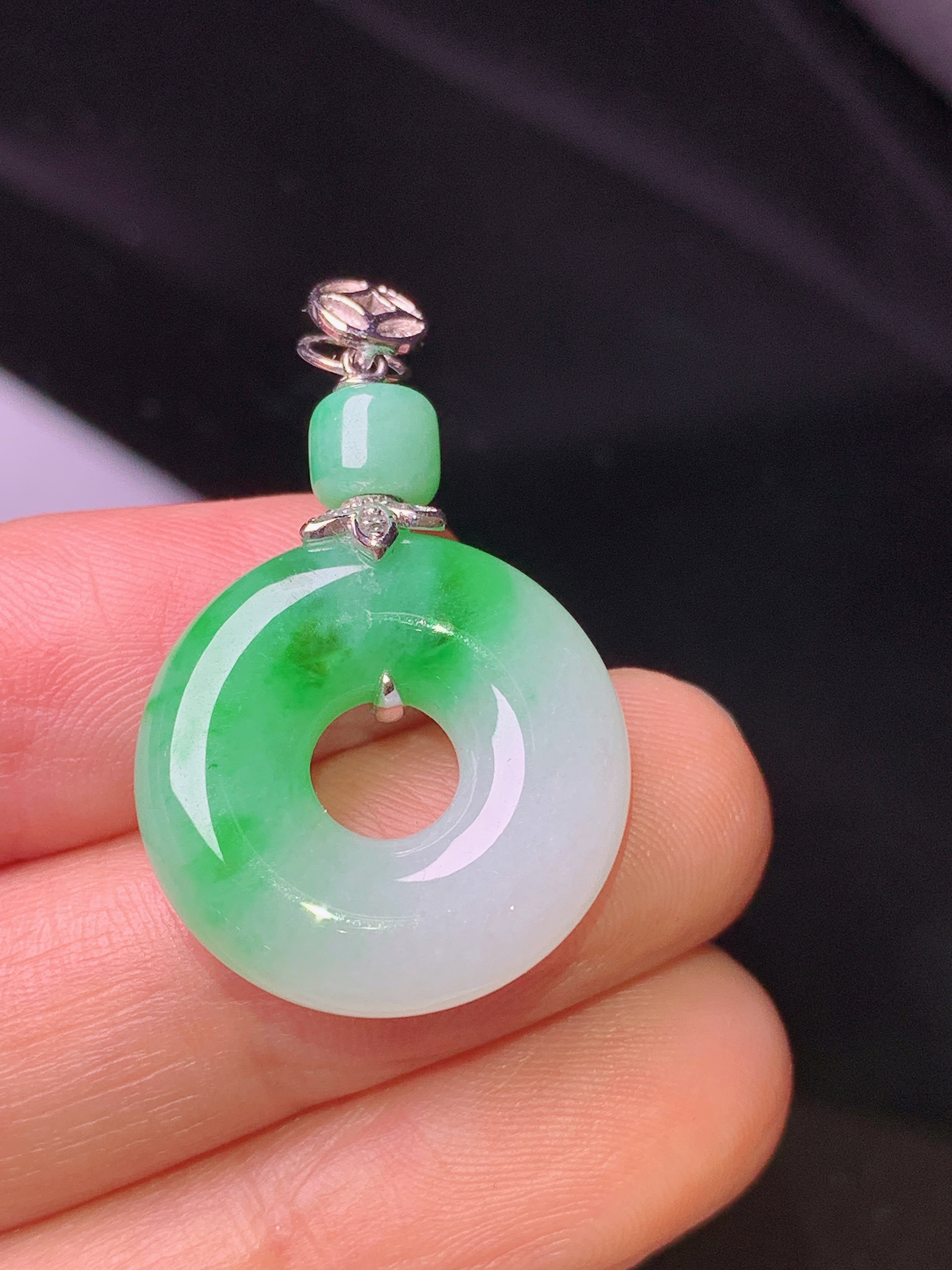 18k金镶嵌飘绿平安环吊坠 玉质细腻 色泽艳丽 整体尺寸32.3*20*5.6m1