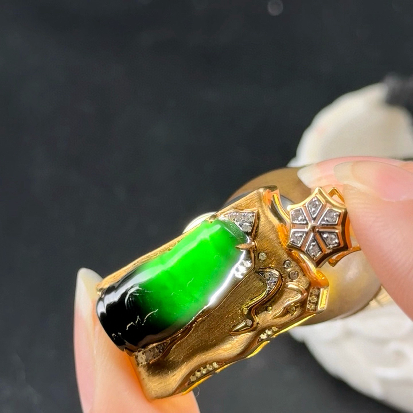 精品18k墨翠节节高 种好色正 重金豪镶 打灯通透 油性十足