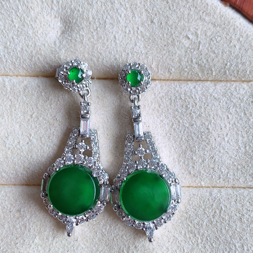 冰润满绿翡翠耳坠，自然光实拍，颜色漂亮，种老水足，品相佳，佩戴佳品！W502.12  取一尺寸： 28-11-6mm  裸石尺寸：8mm