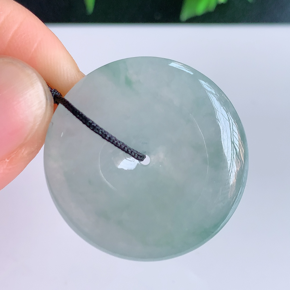 冰润飘花平安扣吊坠，厚装饱满，冰润剔透，细腻水足，种质润泽，飘花灵动，佩戴优雅大气，W41.12   尺寸：29-6.3mm