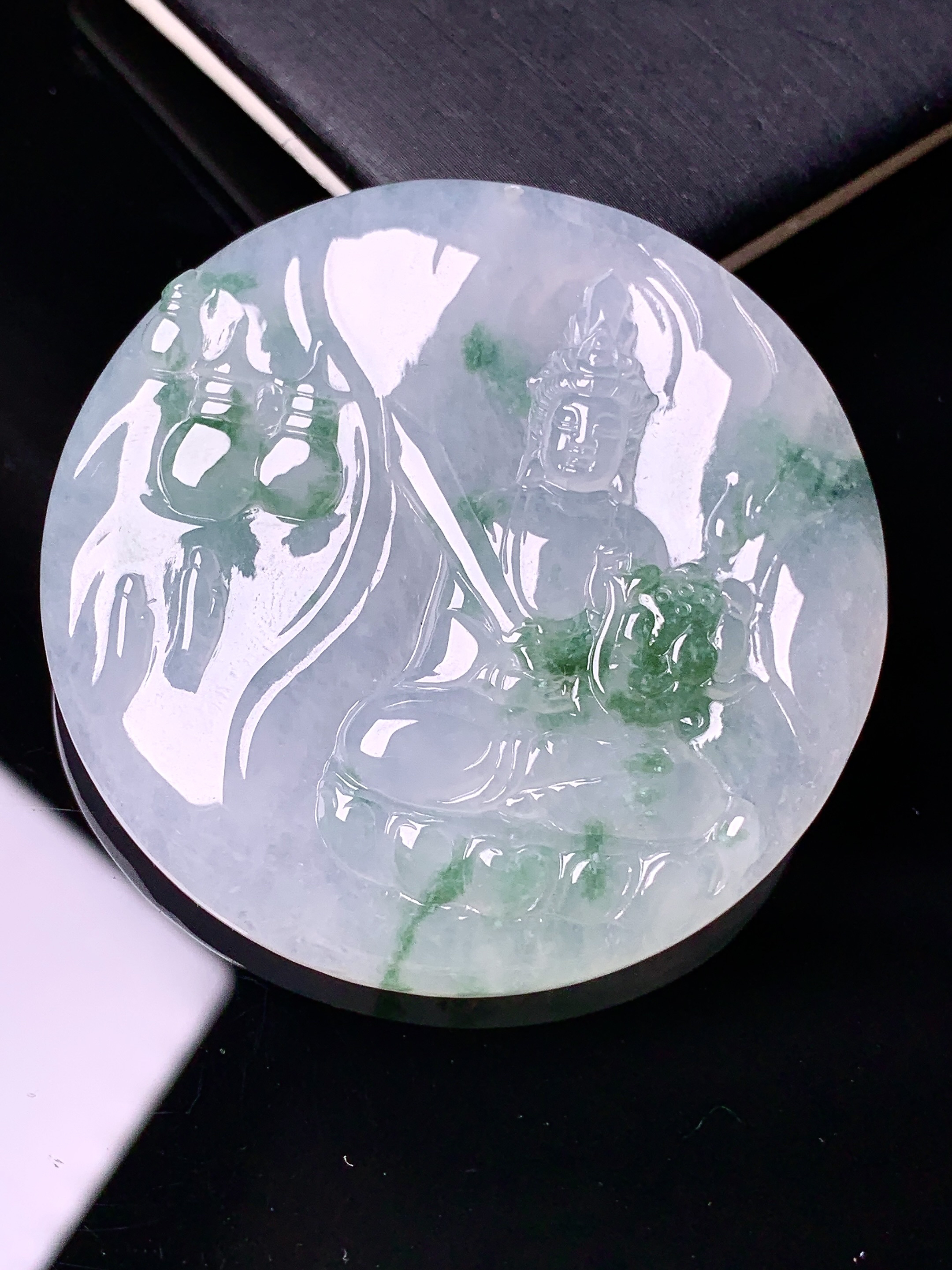 飘绿观音菩萨吊坠 玉质细腻 色泽艳丽 整体尺寸48.2*6.5d1