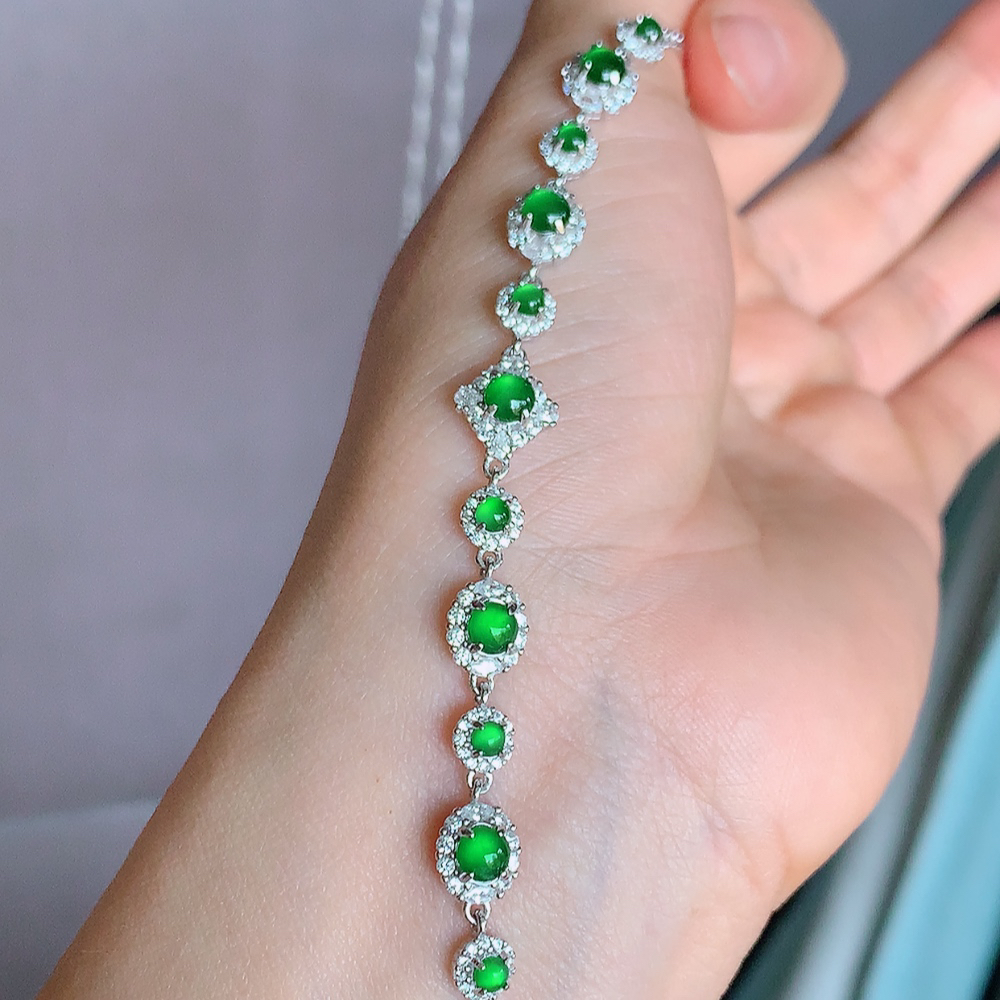 冰润满绿翡翠蛋面手链，水水润润，珠圆玉润，颜色鲜艳，妙明清净，清秀高雅，佩戴效果优雅迷人！性价比超值 W502.12  取一尺寸：13-9-4.8mm    裸石尺寸：4mm