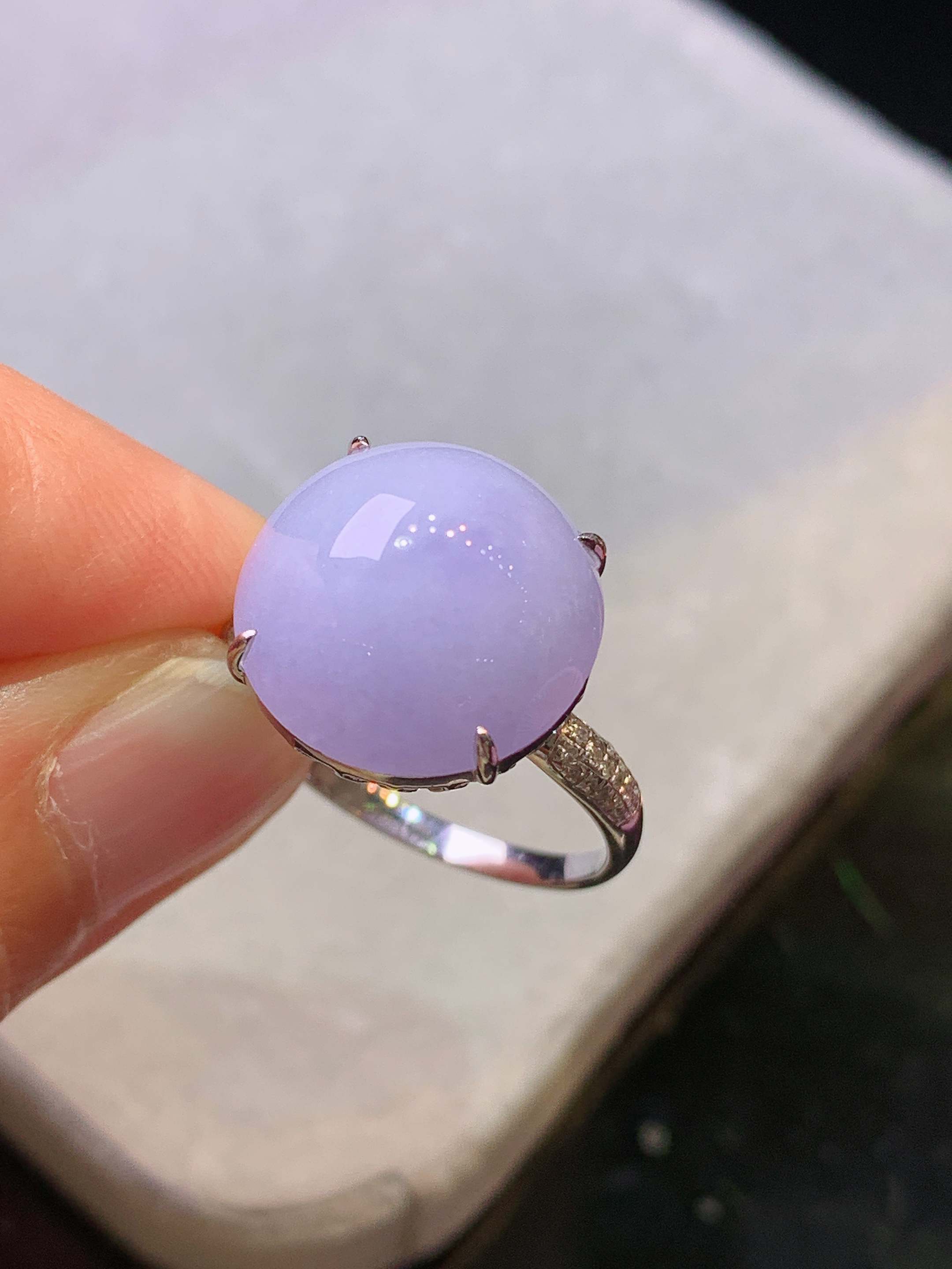 18k金钻镶嵌淡紫罗兰圆珠戒指 玉质细腻 色泽艳丽 圈口14 整体尺寸14.5*14*8.6y4