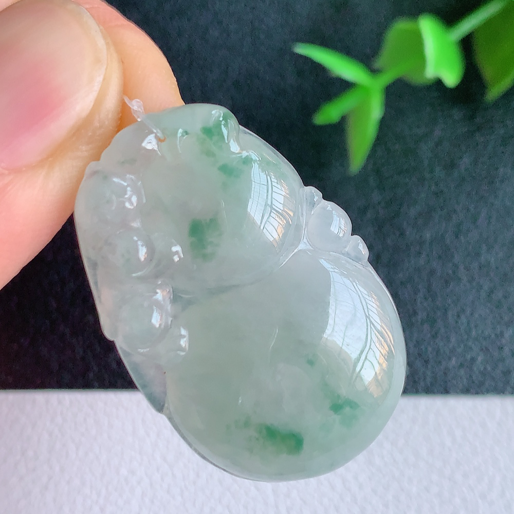 冰润飘花葫芦翡翠吊坠  寓意“福禄双全，加官进爵，财源滚滚” 莹润通透，抱满大气  清新脱俗    W49.9 尺寸：33-21.8-5.6mm