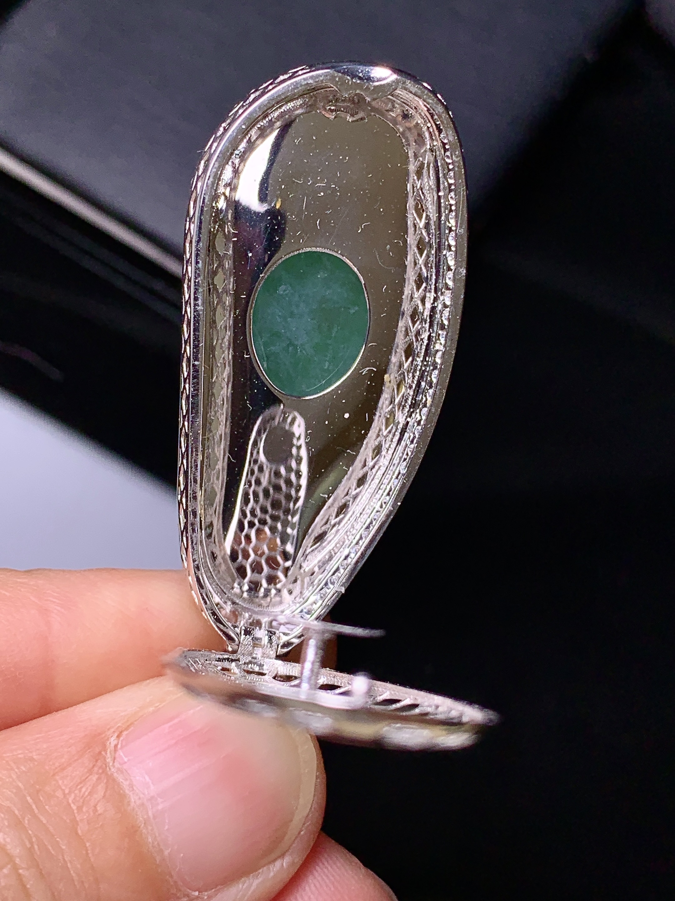 18k金钻镶嵌翠绿福瓜吊坠 玉质细腻 色泽艳丽 整体尺寸47.8*19*12.7f1