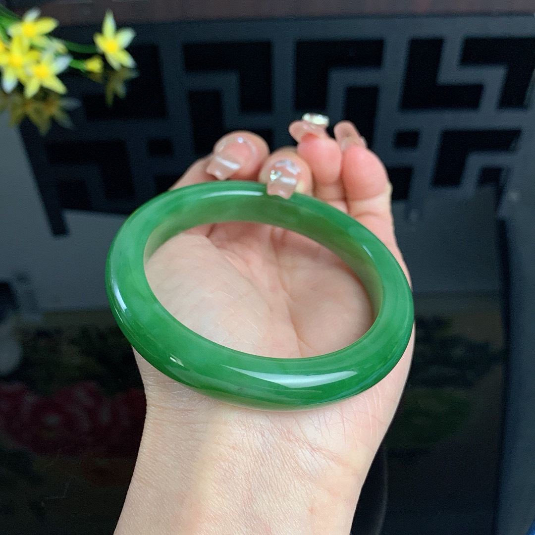 和田玉60圈口阳绿色碧玉手镯！玉质细腻油润 底色纯净 无裂无棉 脂粉好，品质高